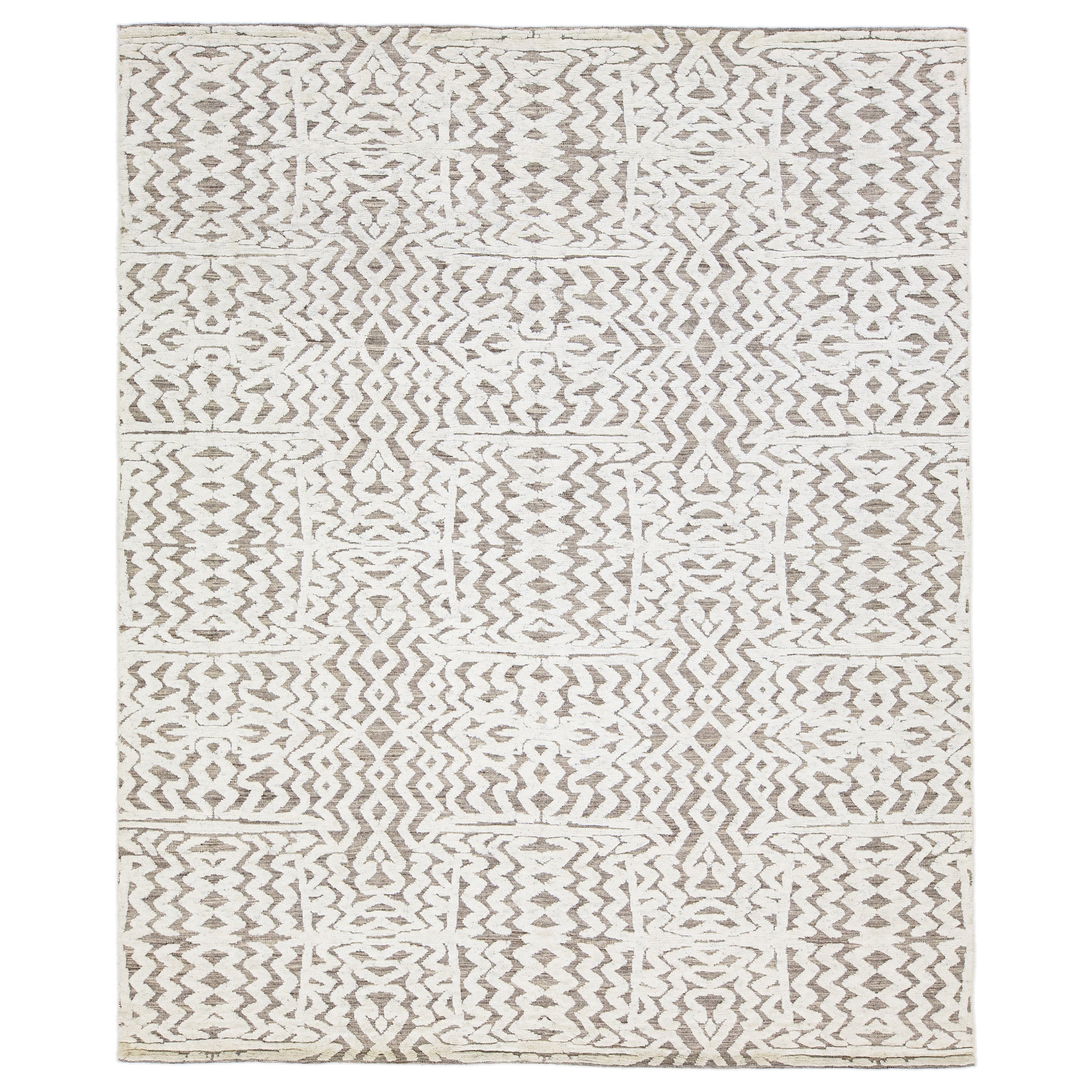 Grauer & elfenbeinfarbener Wollteppich im marokkanischen Stil mit abstraktem, nahtlosem Design