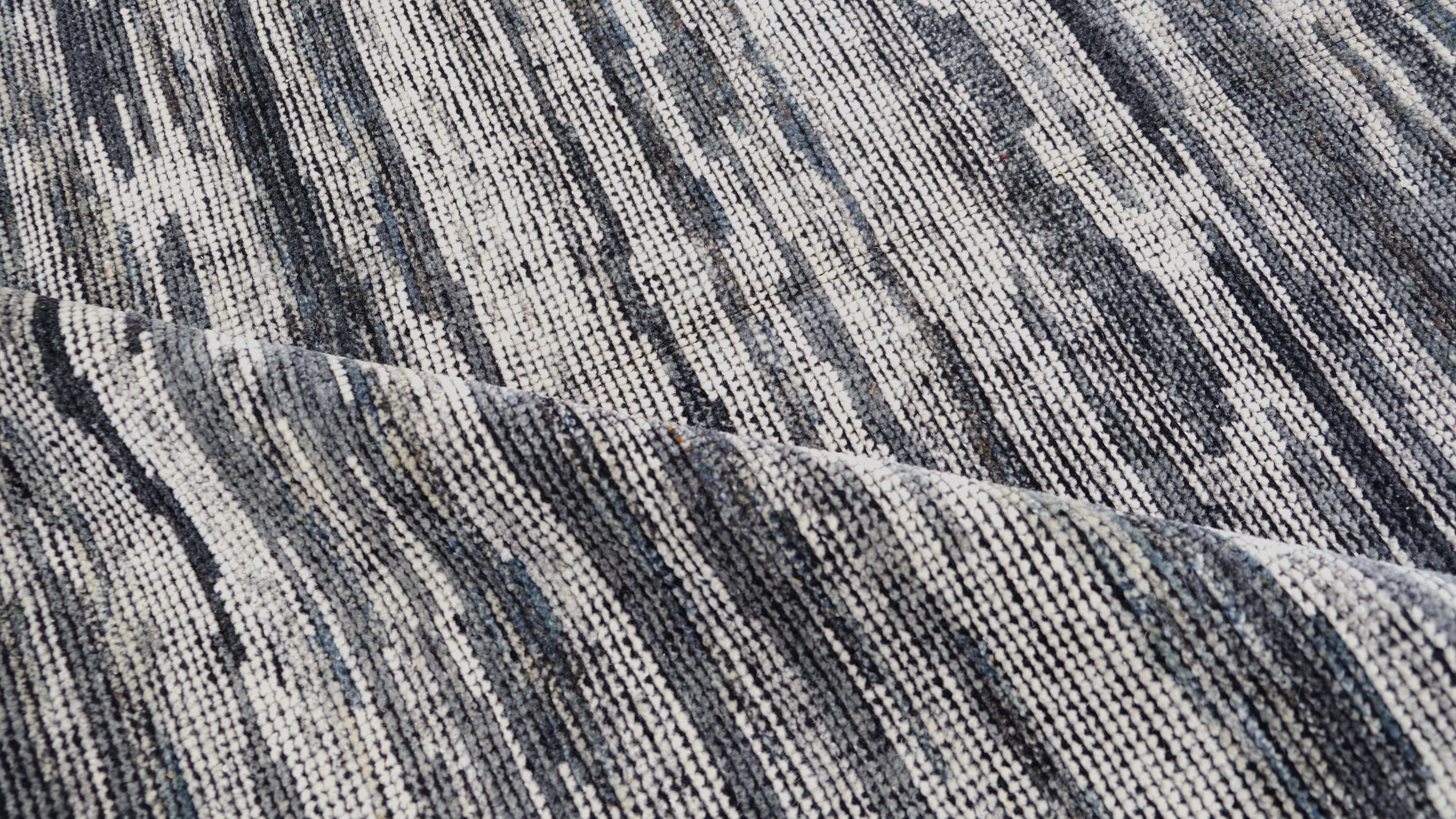Graues elfenbeinfarbenes Muster mit organischen, frei fließenden Texturen Wollteppich 12'3''x14'10'' (Handgeknüpft) im Angebot