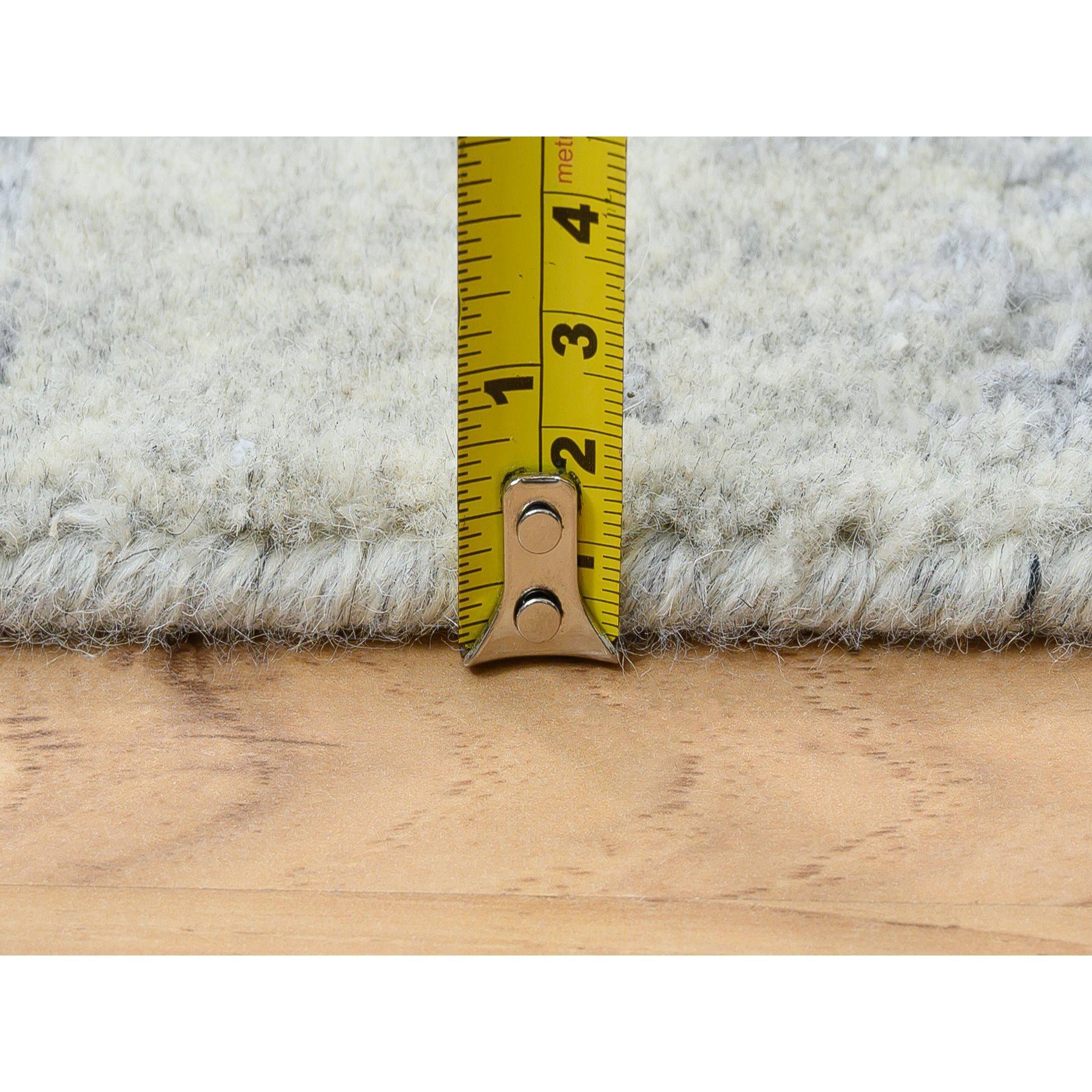 Grauer übergroßer Teppich aus handgefalteter Wolle und pflanzlichem Jacquard in Übergröße 12'0