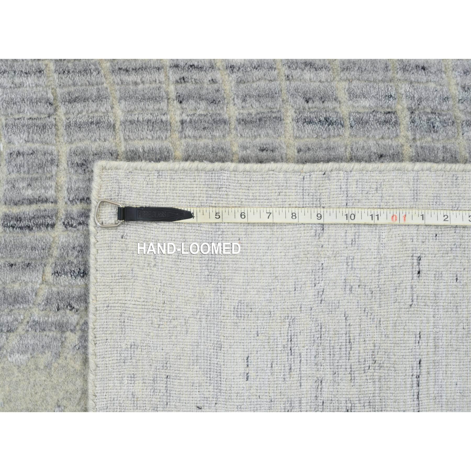 Grauer übergroßer Teppich aus handgefalteter Wolle und pflanzlichem Jacquard in Übergröße 12'0