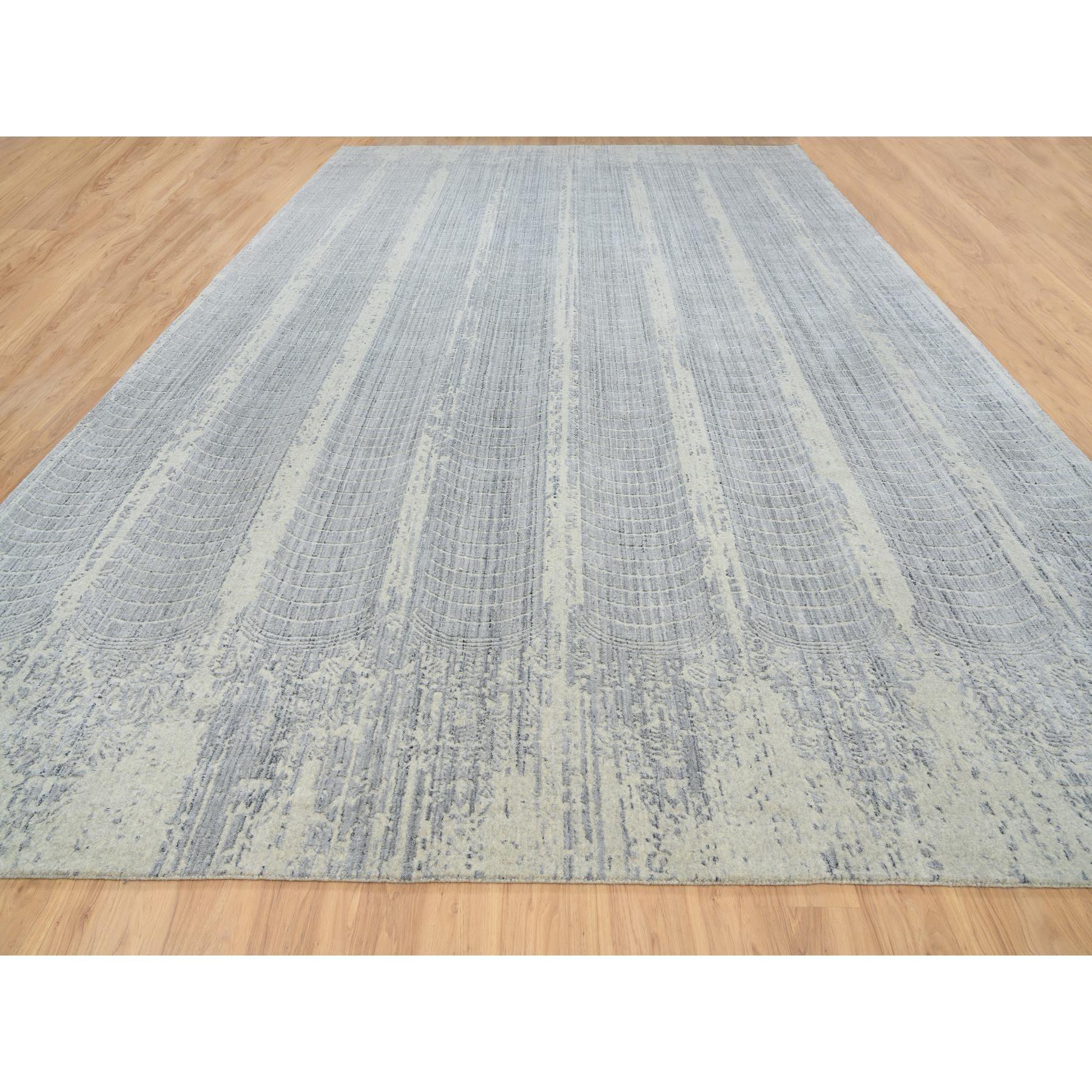 Grauer übergroßer Teppich aus handgefalteter Wolle und pflanzlichem Jacquard in Übergröße 12'0