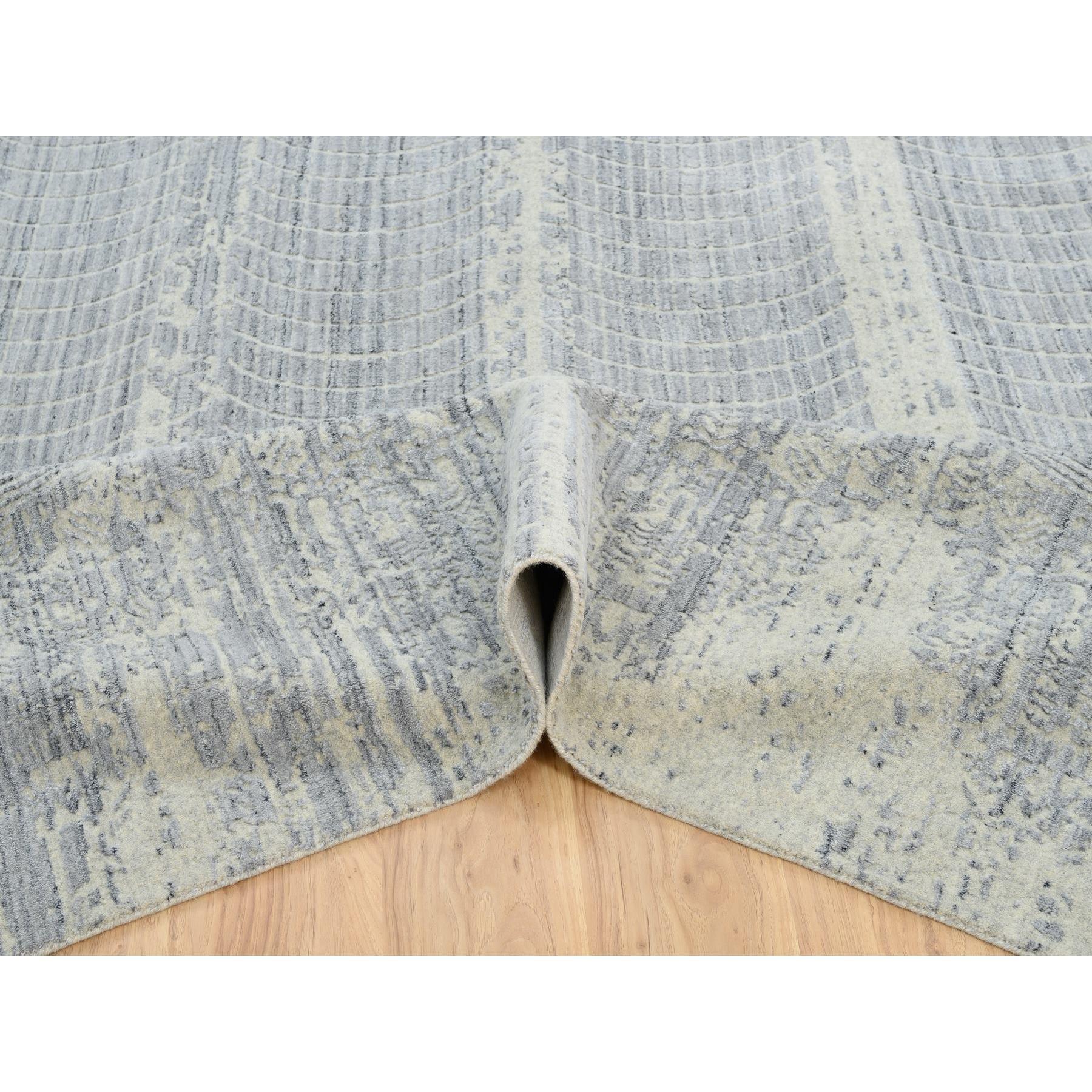 Grauer übergroßer Teppich aus handgefalteter Wolle und pflanzlichem Jacquard in Übergröße 12'0
