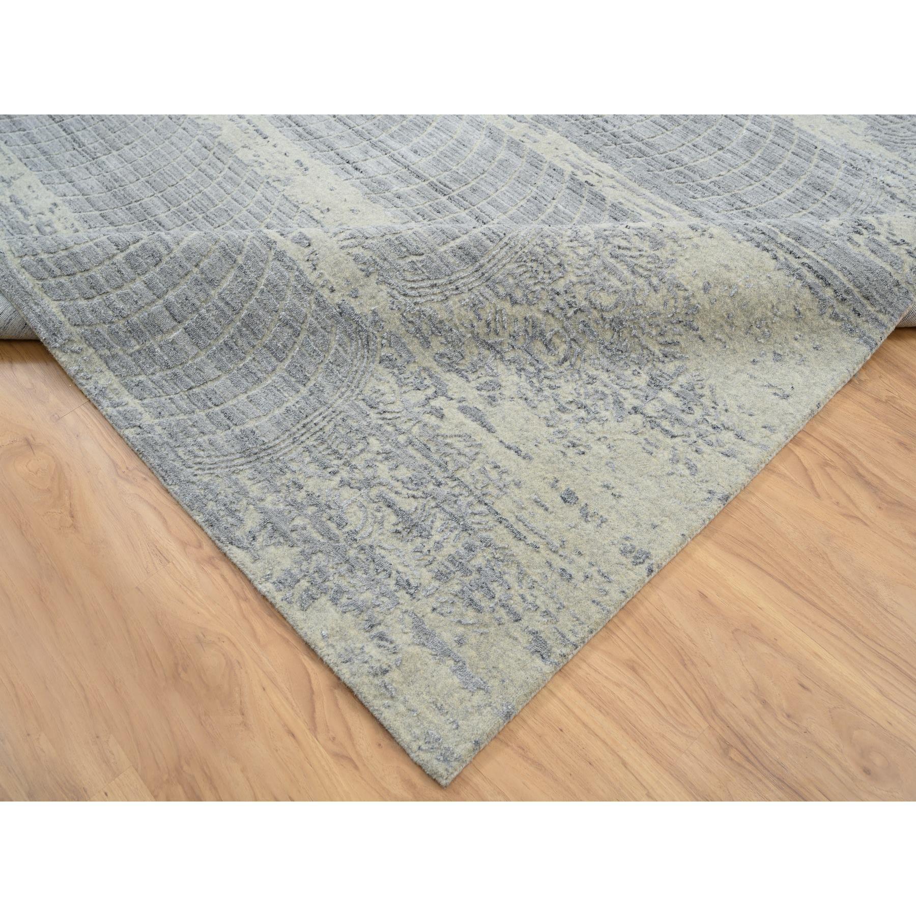 Grauer übergroßer Teppich aus handgefalteter Wolle und pflanzlichem Jacquard in Übergröße 12'0