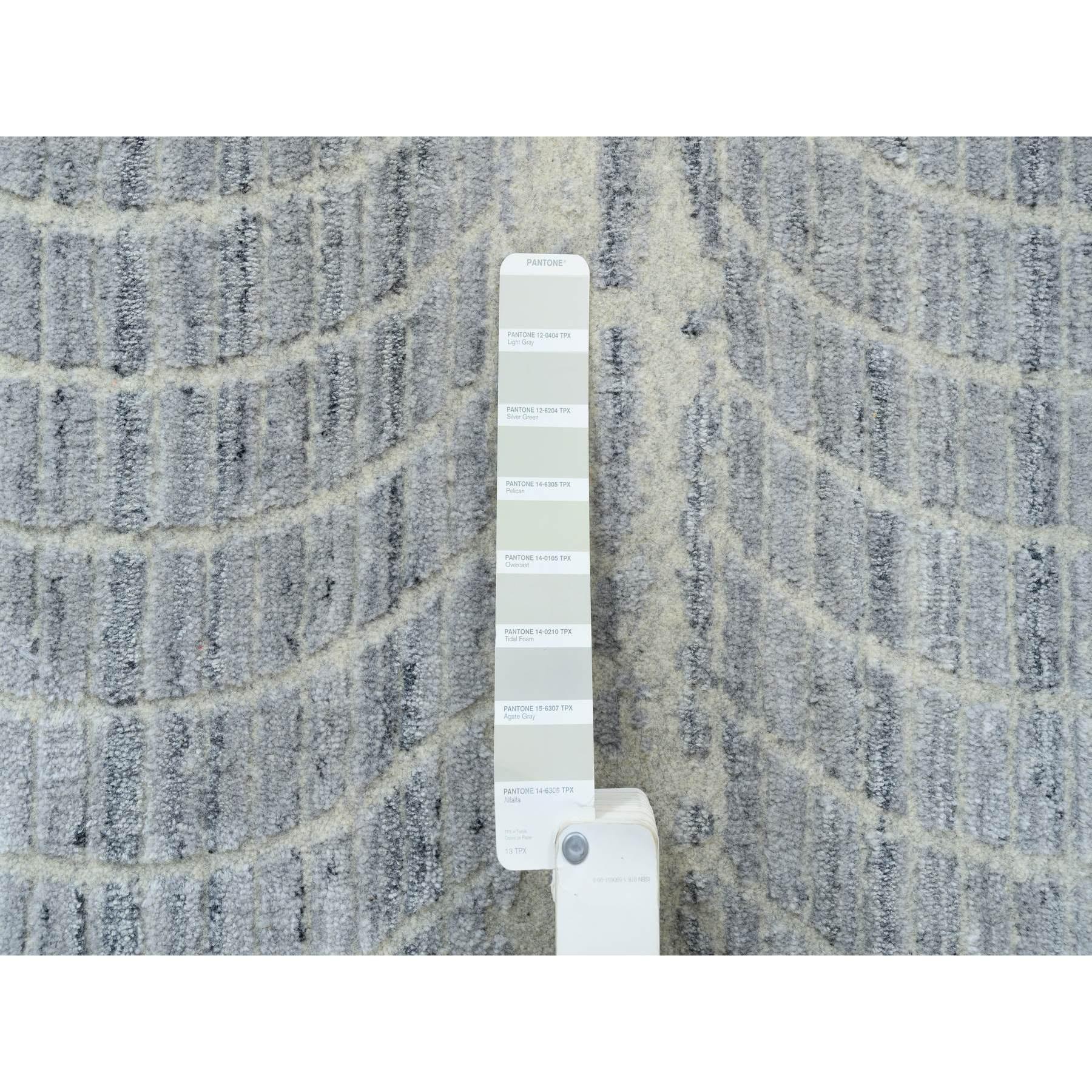 Grauer übergroßer Teppich aus handgefalteter Wolle und pflanzlichem Jacquard in Übergröße 12'0