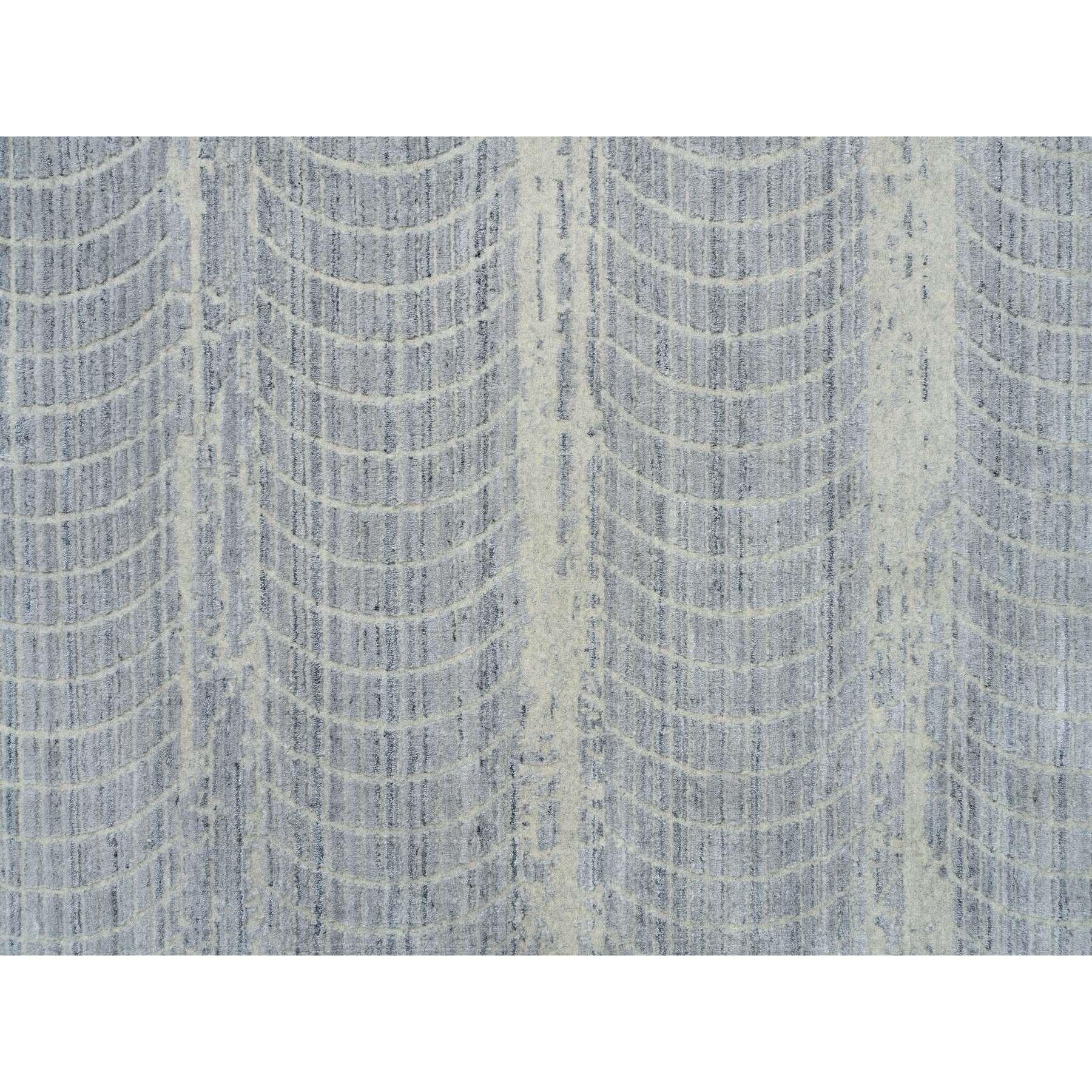 Grauer übergroßer Teppich aus handgefalteter Wolle und pflanzlichem Jacquard in Übergröße 12'0