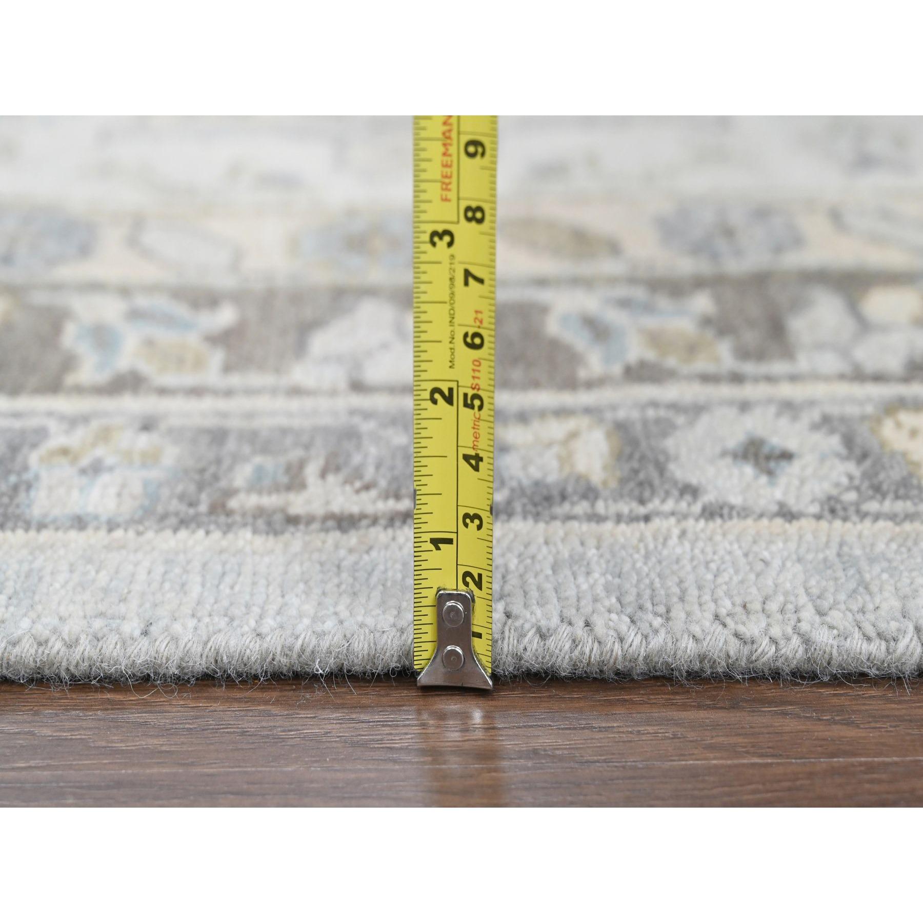 Handgeknüpfter Teppich aus organischer Wolle in Grau mit Karajeh und geometrischem Design 14'0
