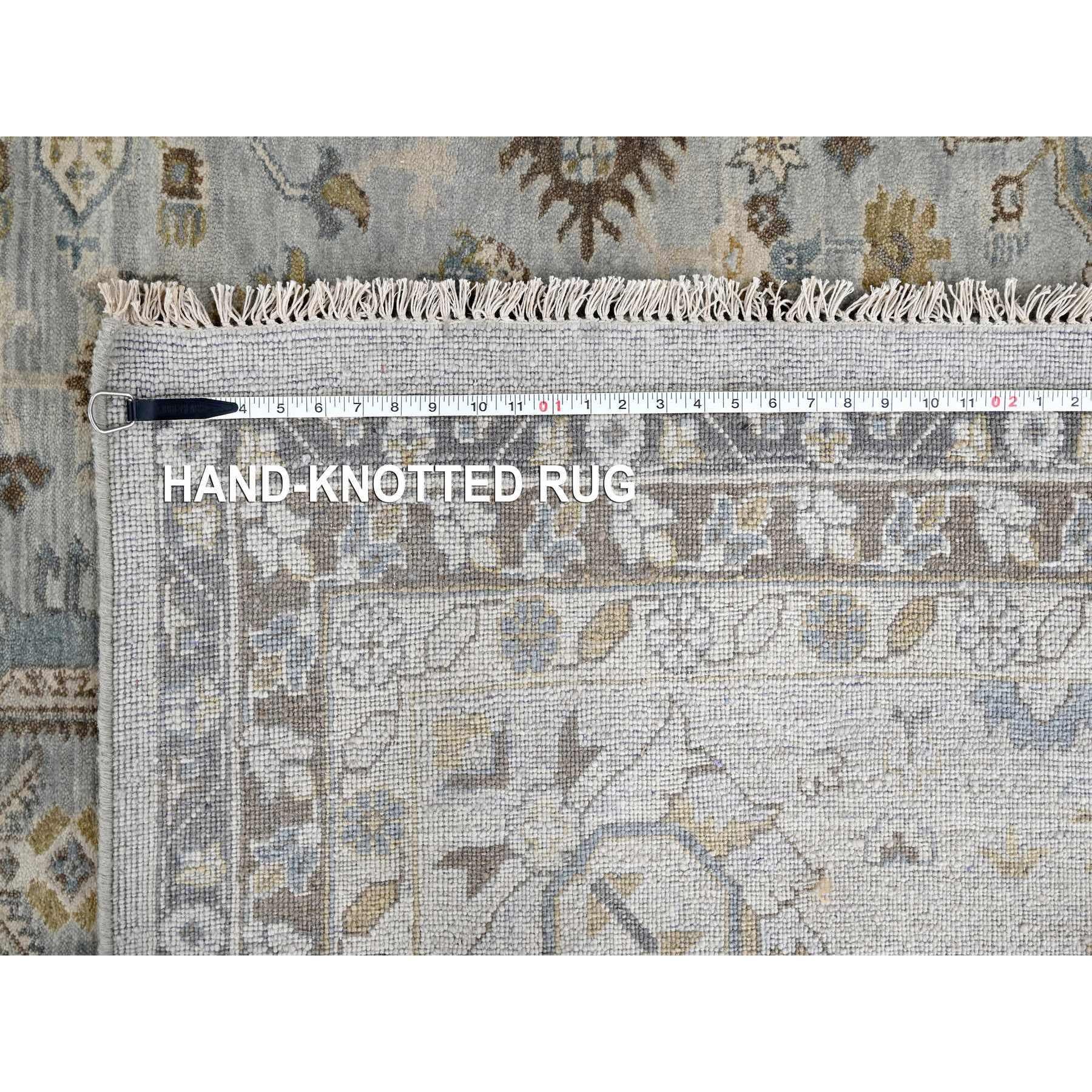 Handgeknüpfter Teppich aus organischer Wolle in Grau mit Karajeh und geometrischem Design 14'0