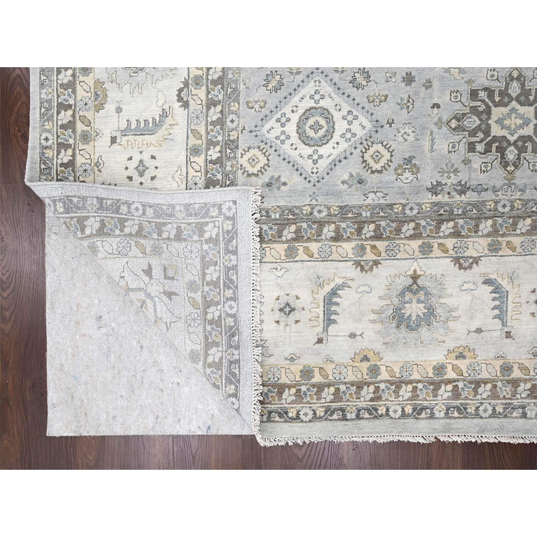 Handgeknüpfter Teppich aus organischer Wolle in Grau mit Karajeh und geometrischem Design 14'0