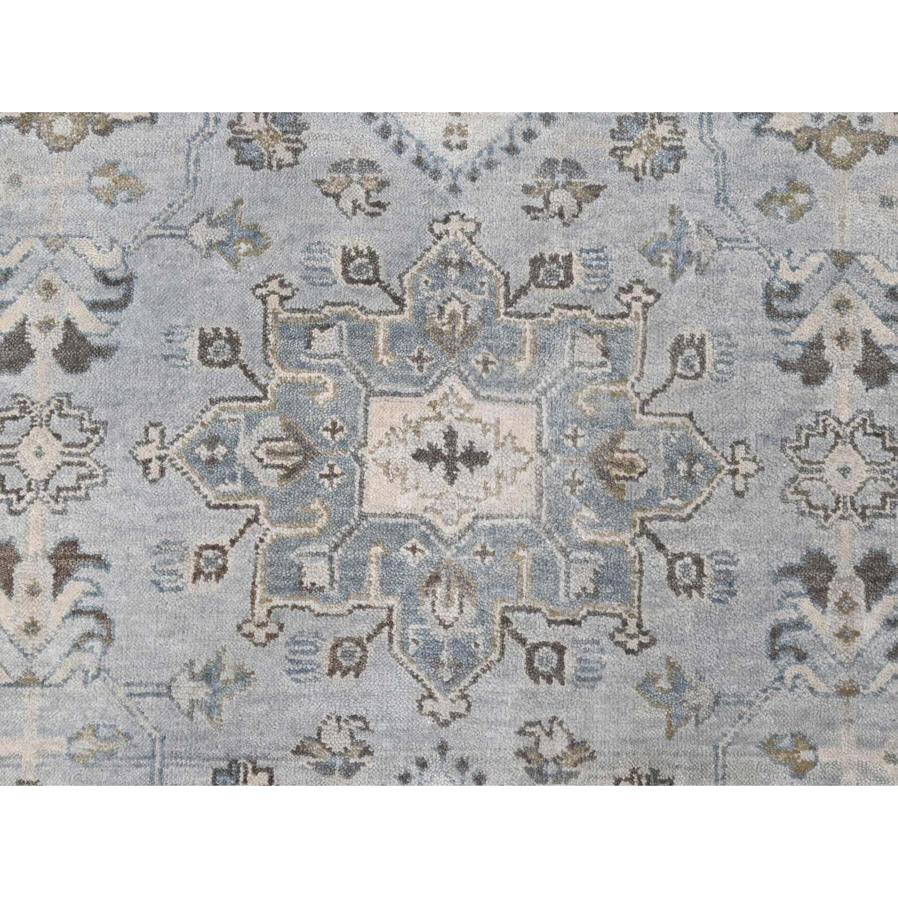 Handgeknüpfter Teppich aus organischer Wolle in Grau mit Karajeh und geometrischem Design 14'0