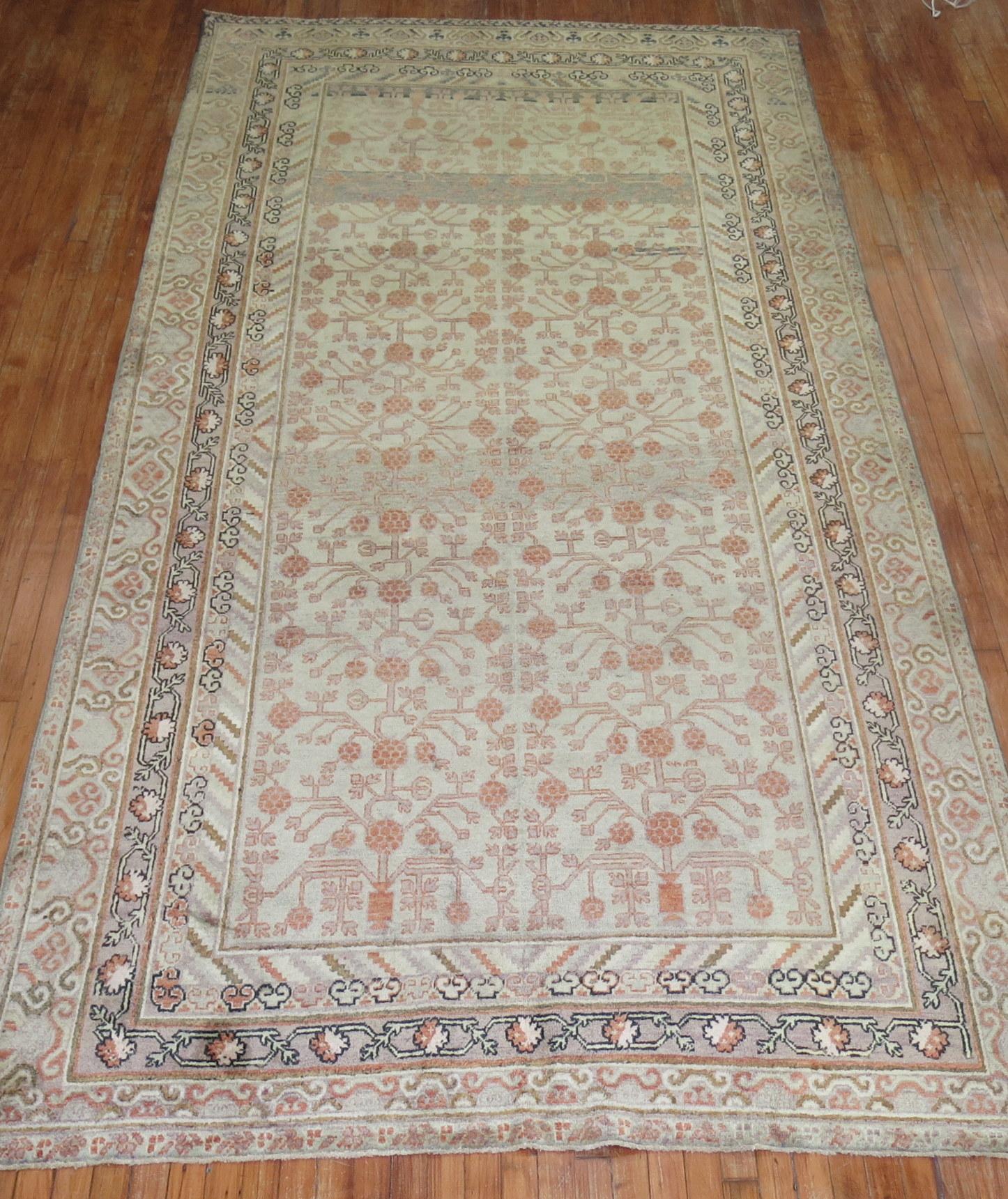 Antiker Khotan-Galerieteppich in Grau im Angebot 1