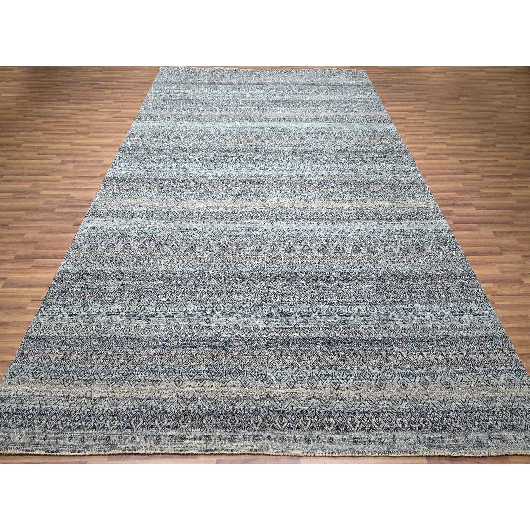 Ce fabuleux tapis noué à la main a été créé et conçu pour une résistance et une durabilité accrues. Ce tapis a été fabriqué à la main pendant des semaines selon la méthode traditionnelle qui est utilisée pour faire des
Taille exacte du tapis en