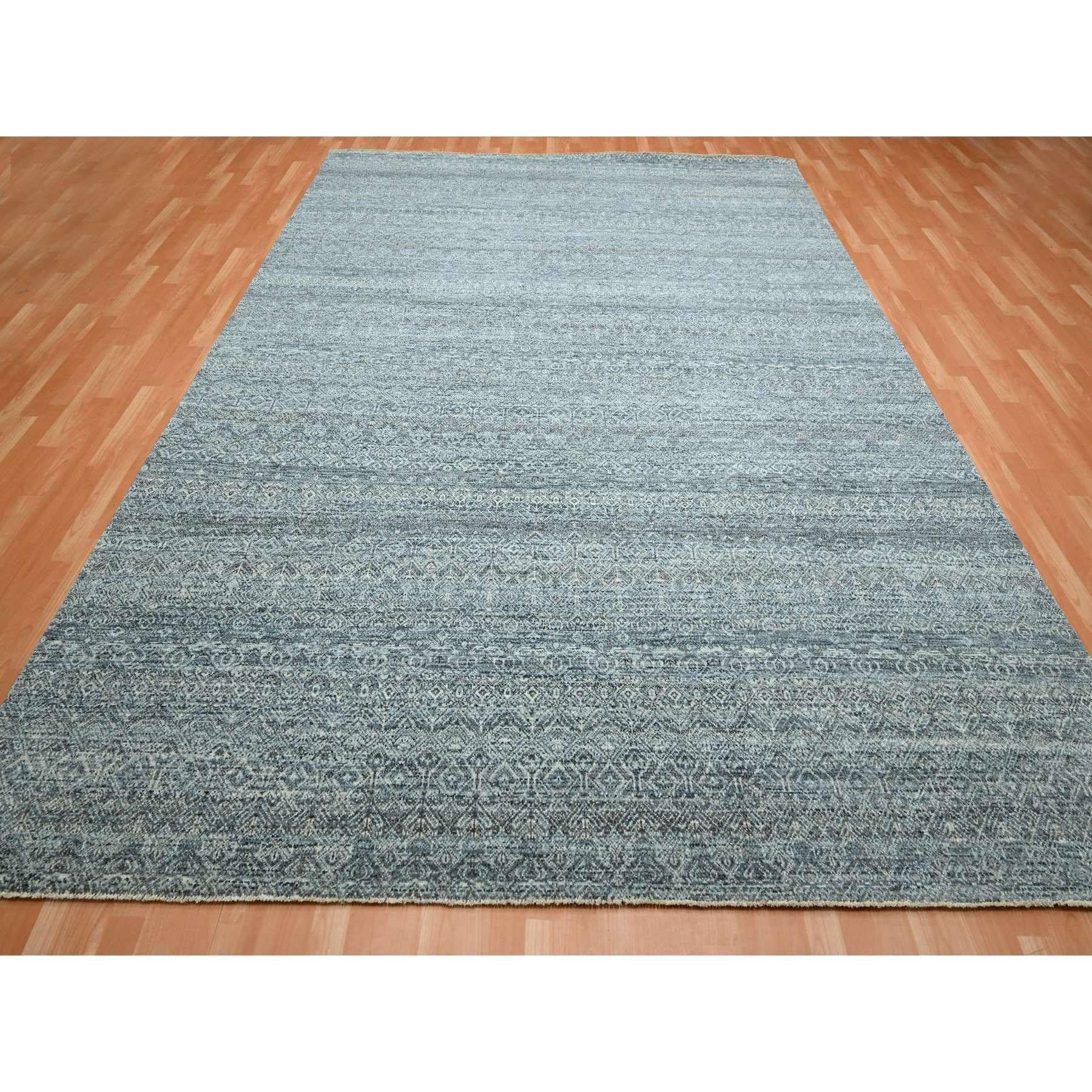 Ce fabuleux tapis noué à la main a été créé et conçu pour une résistance et une durabilité accrues. Ce tapis a été fabriqué à la main pendant des semaines selon la méthode traditionnelle qui est utilisée pour faire des
Taille exacte du tapis en