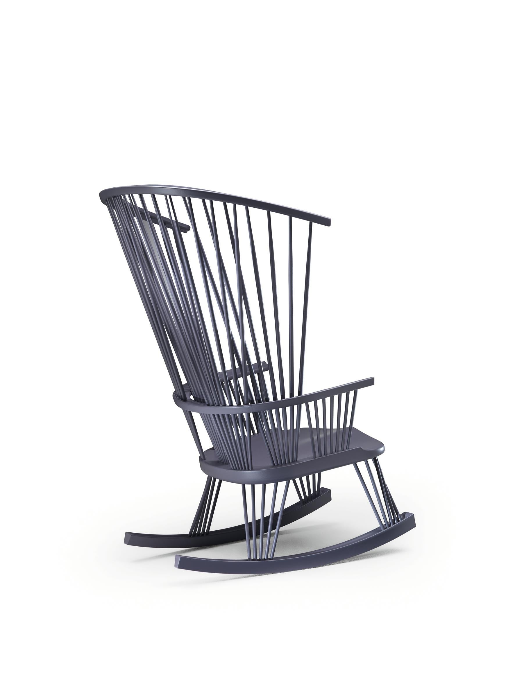 italien Fauteuil à bascule Sitlali en bois massif laqué gris de Philippe Bestenheider en vente