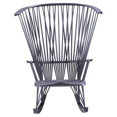 Fauteuil à bascule Sitlali en bois massif laqué gris de Philippe Bestenheider