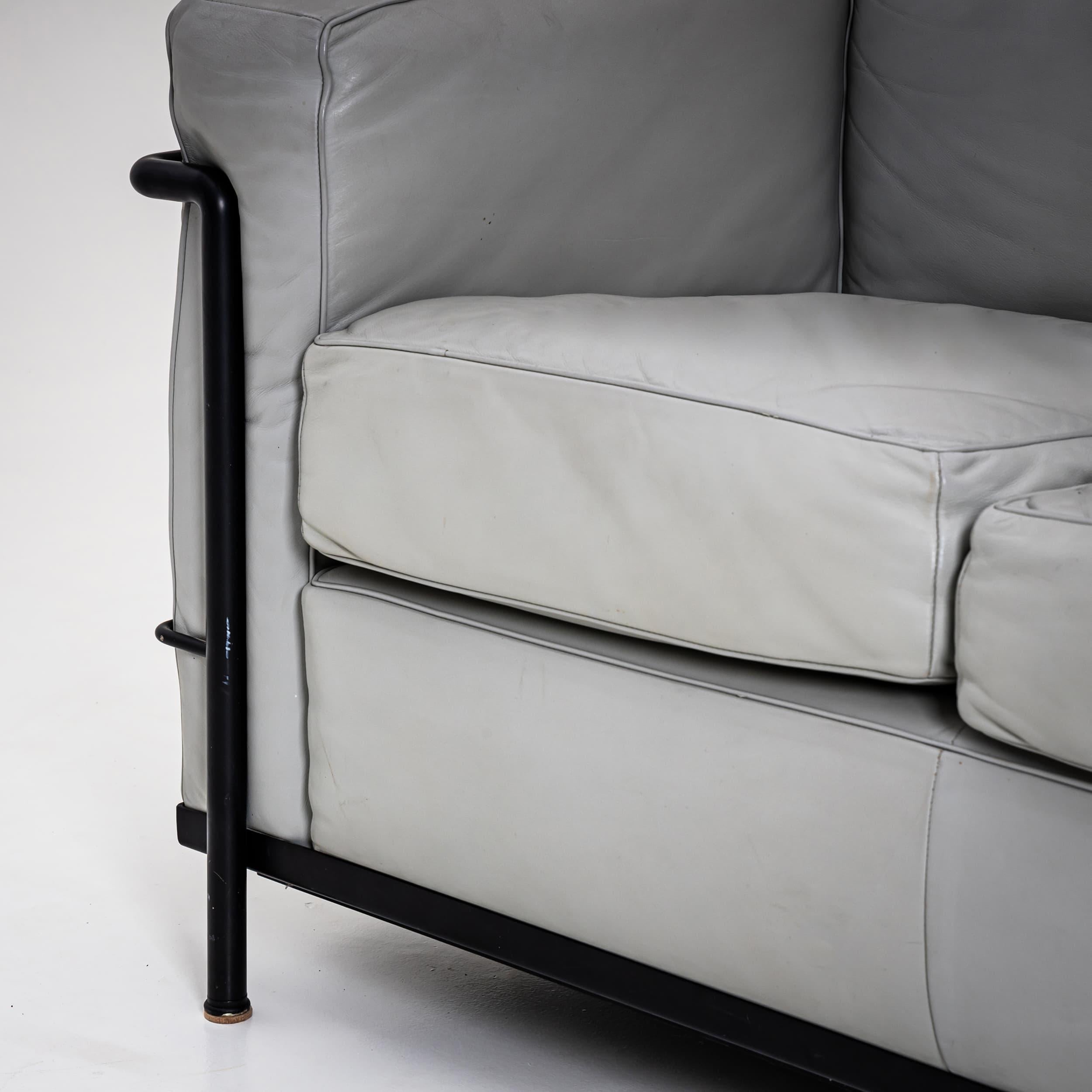 Modern Gray Le Corbusier Leather Sofa Grand Confort, Petit Modèle by Cassina, 21st C. For Sale