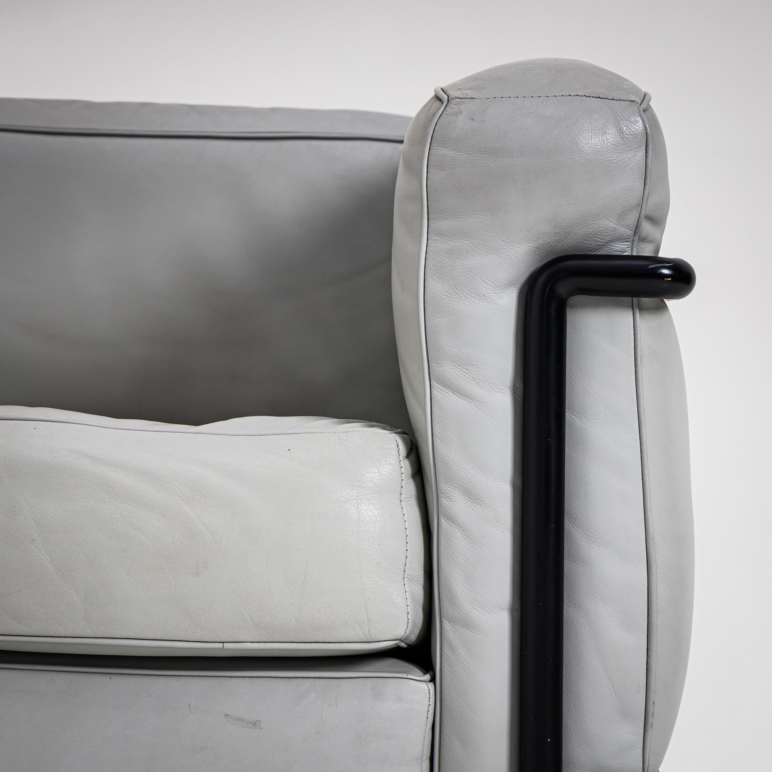 Italian Gray Le Corbusier Leather Sofa Grand Confort, Petit Modèle by Cassina, 21st C. For Sale