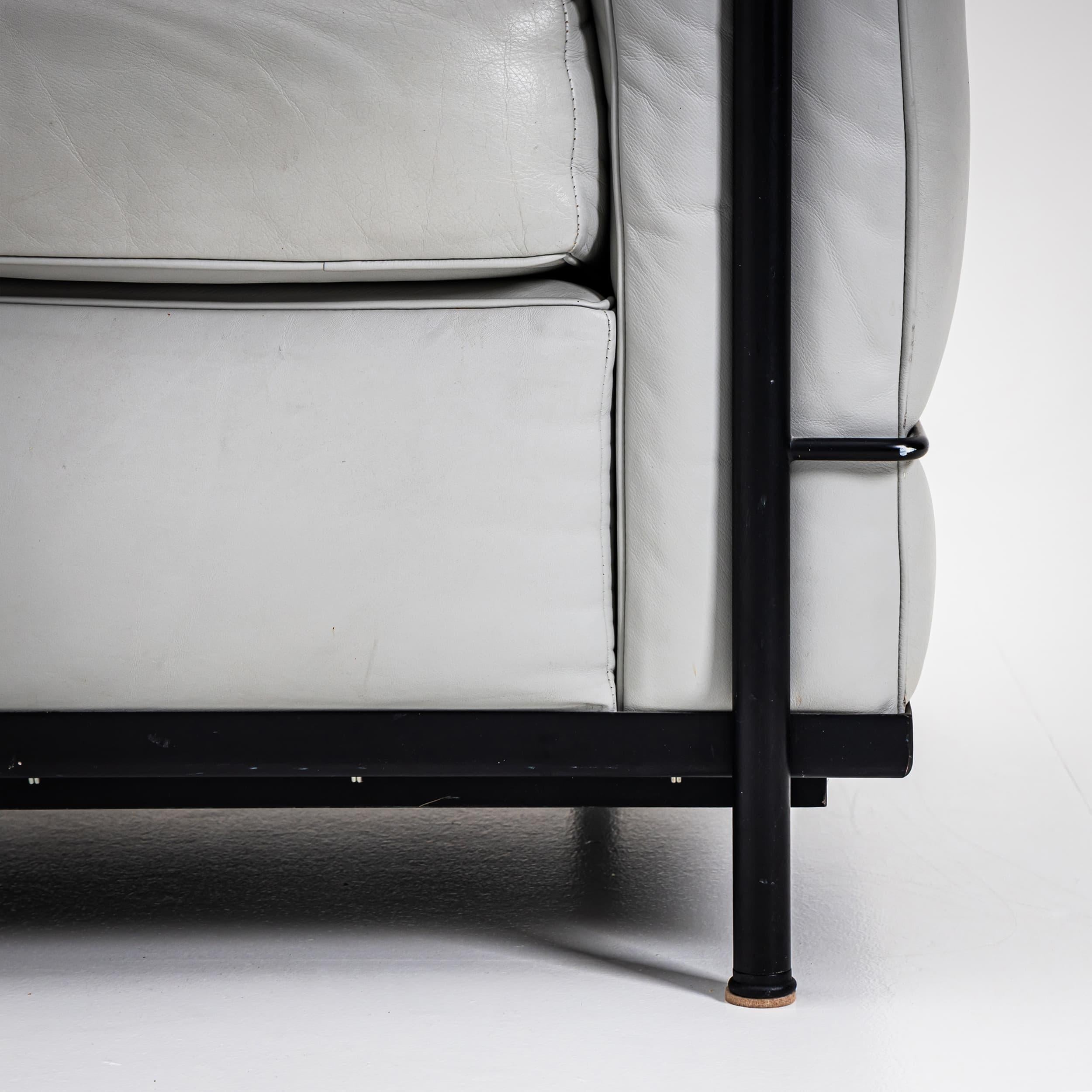 Gray Le Corbusier Leather Sofa Grand Confort, Petit Modèle by Cassina, 21st C. In Good Condition For Sale In Greding, DE