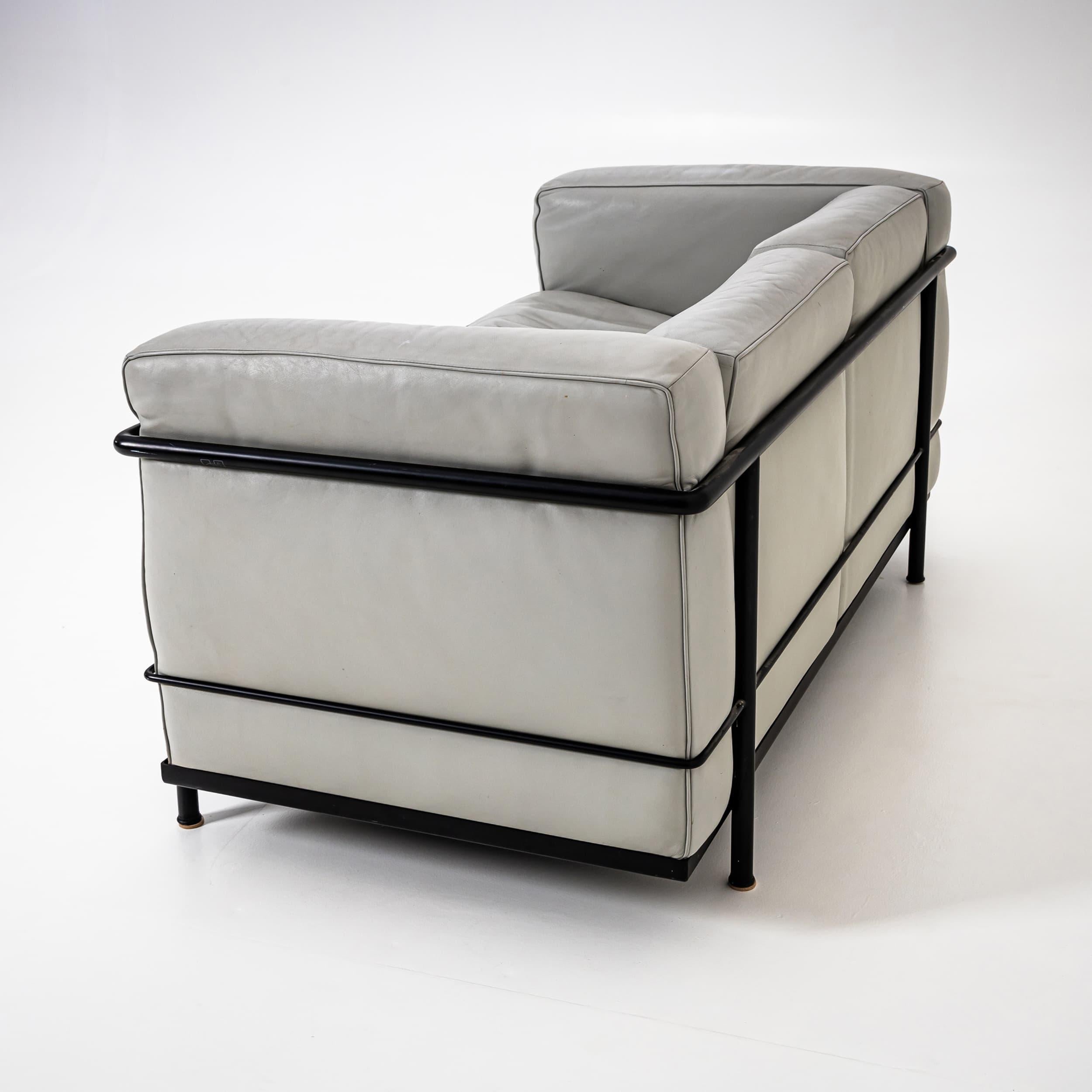 Contemporary Gray Le Corbusier Leather Sofa Grand Confort, Petit Modèle by Cassina, 21st C. For Sale