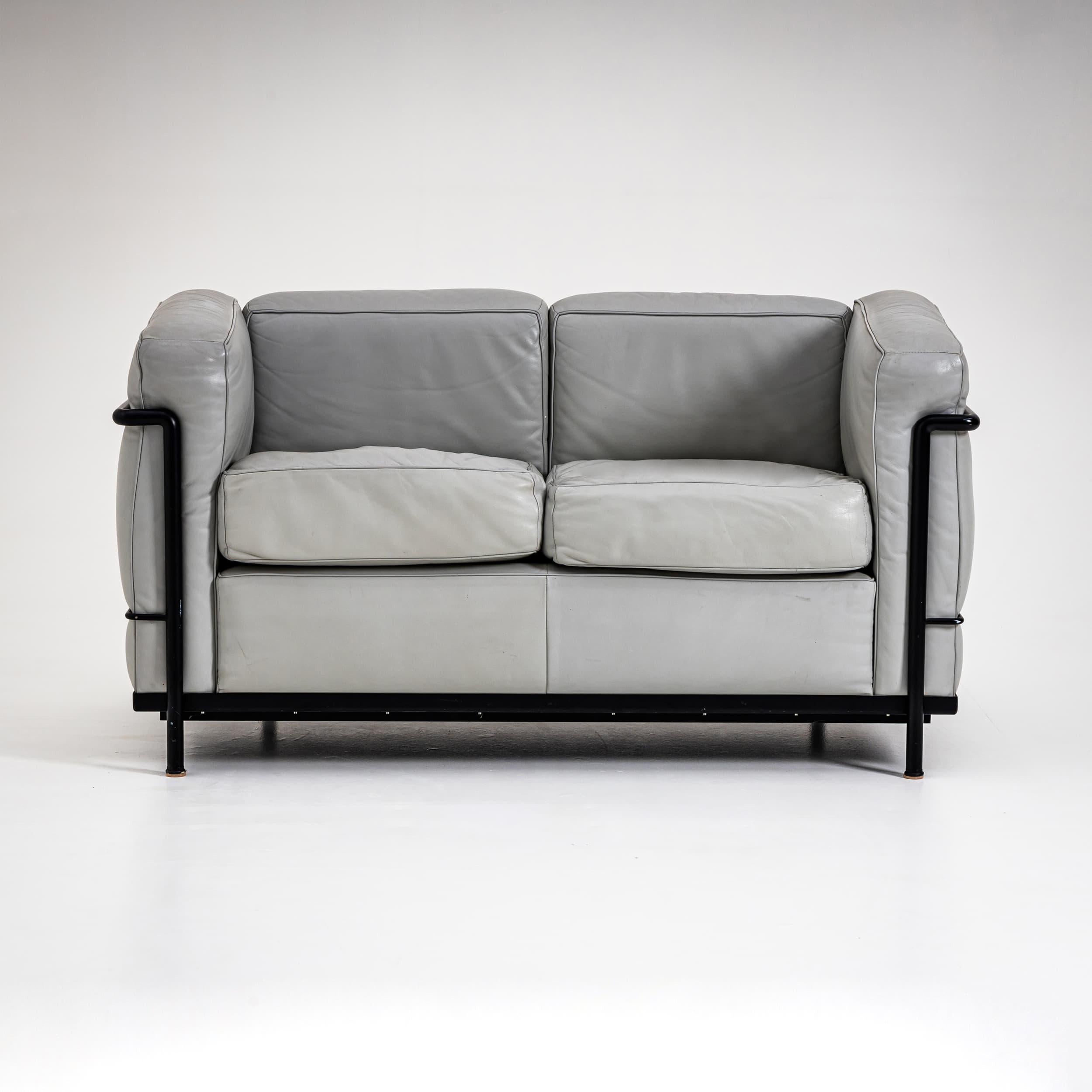 Gray Le Corbusier Leather Sofa Grand Confort, Petit Modèle by Cassina, 21st C. For Sale 1