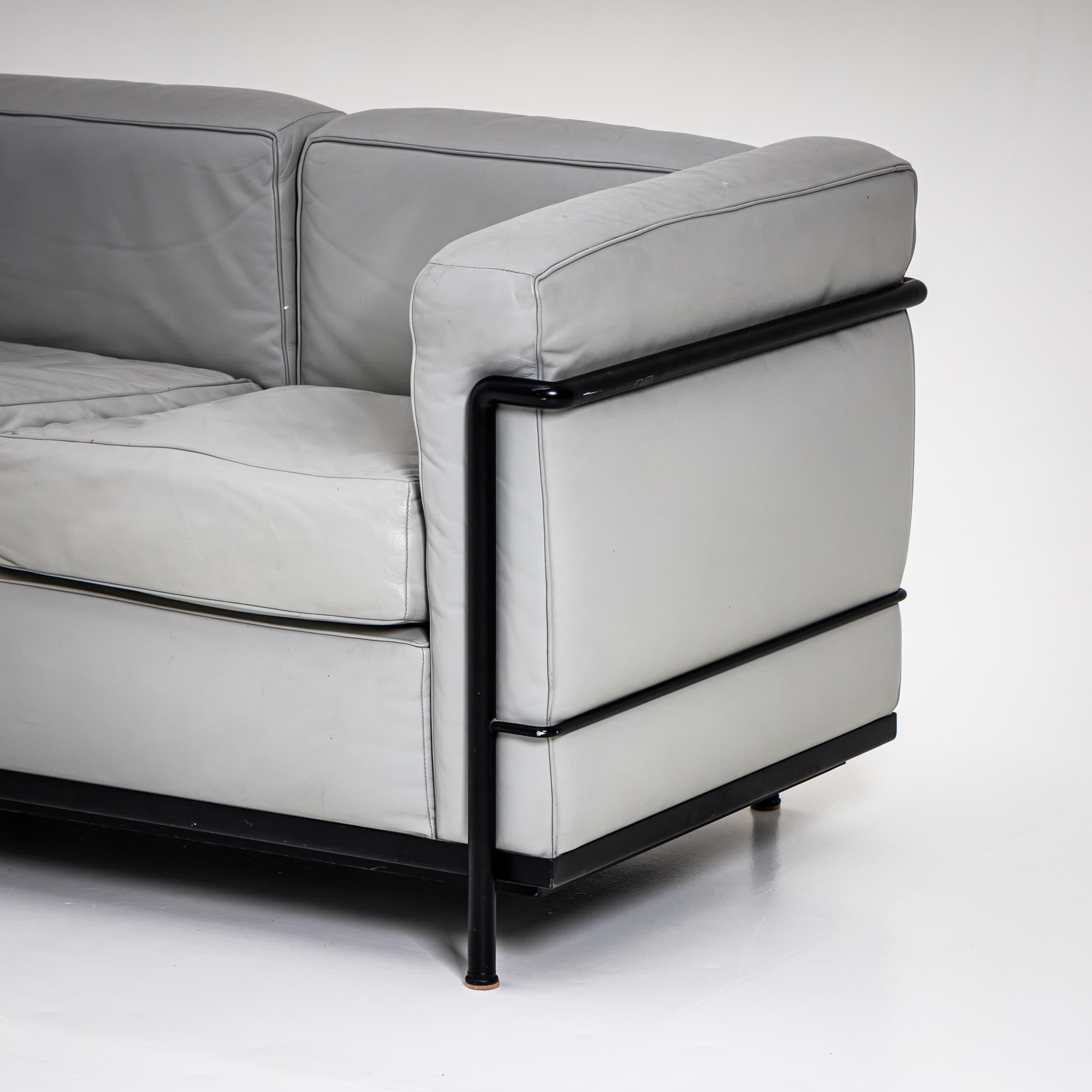 Gray Le Corbusier Leather Sofa Grand Confort, Petit Modèle by Cassina, 21st C. For Sale 2