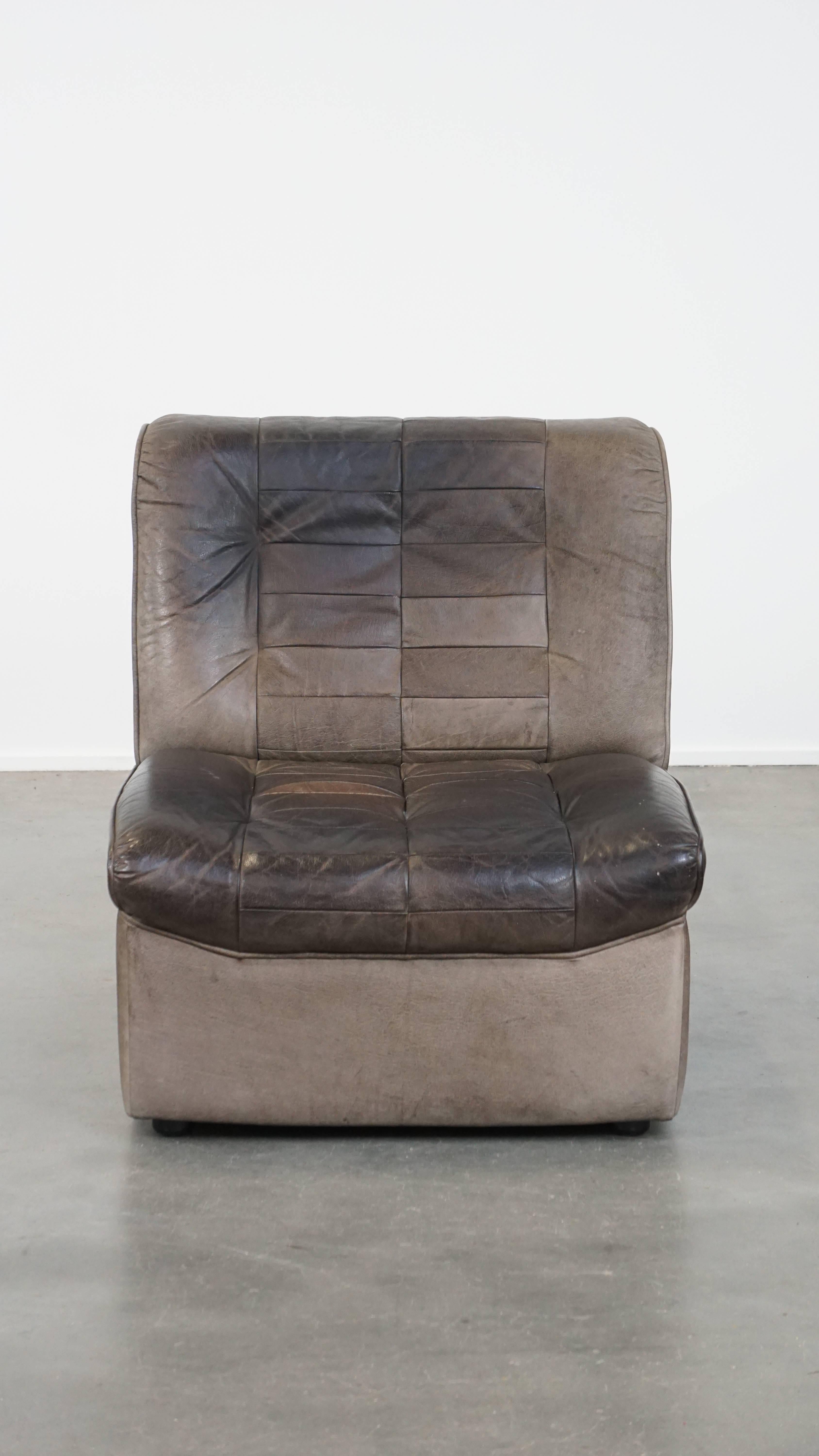 Angeboten wird ein grauer Vintage-Ledersessel aus den 70er Jahren.

Dieser schöne Sessel/ Element stammt aus den 70er Jahren und hat einen schönen Vintage-Look kombiniert mit einem schönen Lounge/ Sitzkomfort. Durch den jahrelangen Gebrauch hat es