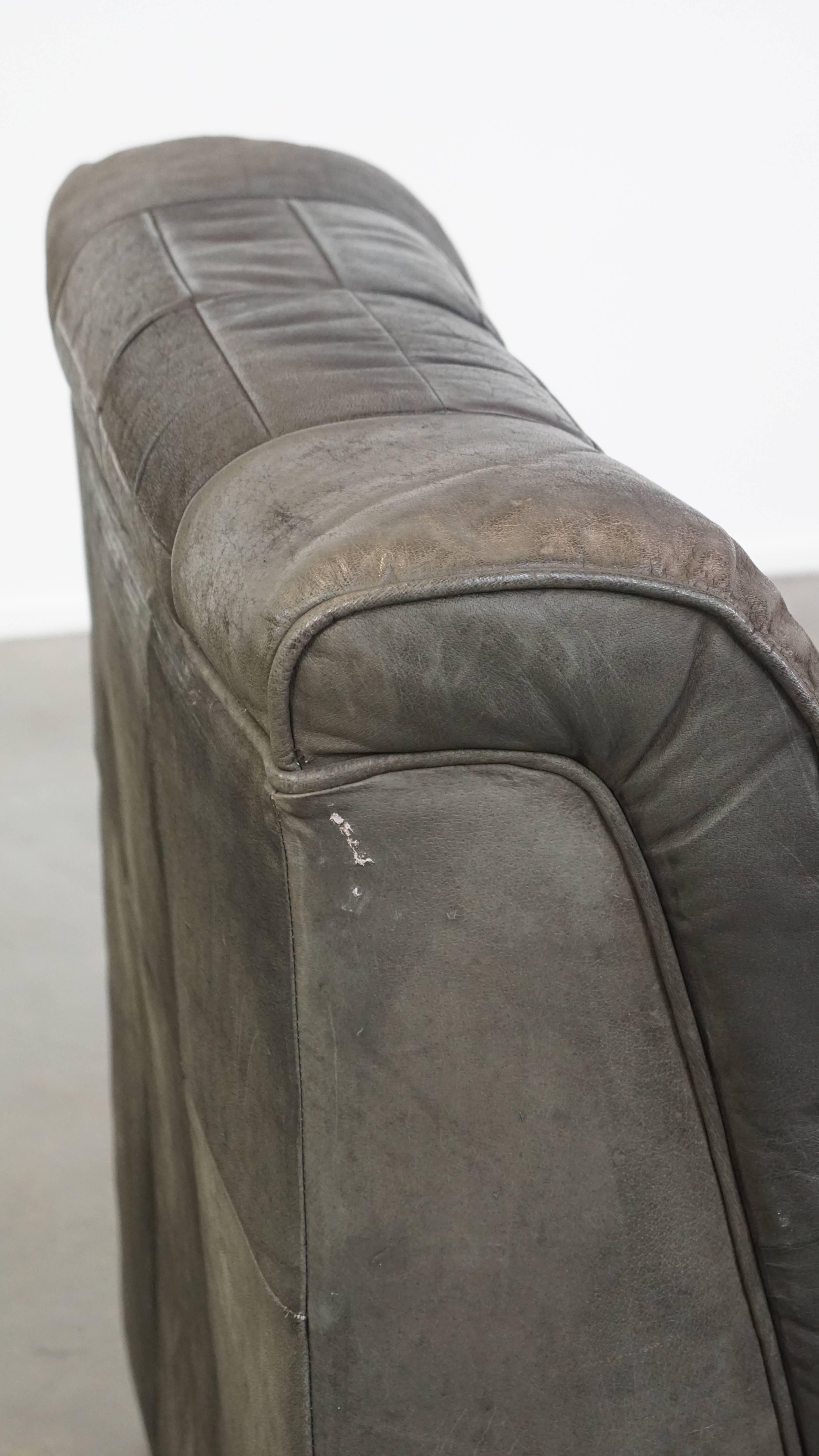 Élément de design en cuir gris des années 70 + pouf en vente 4