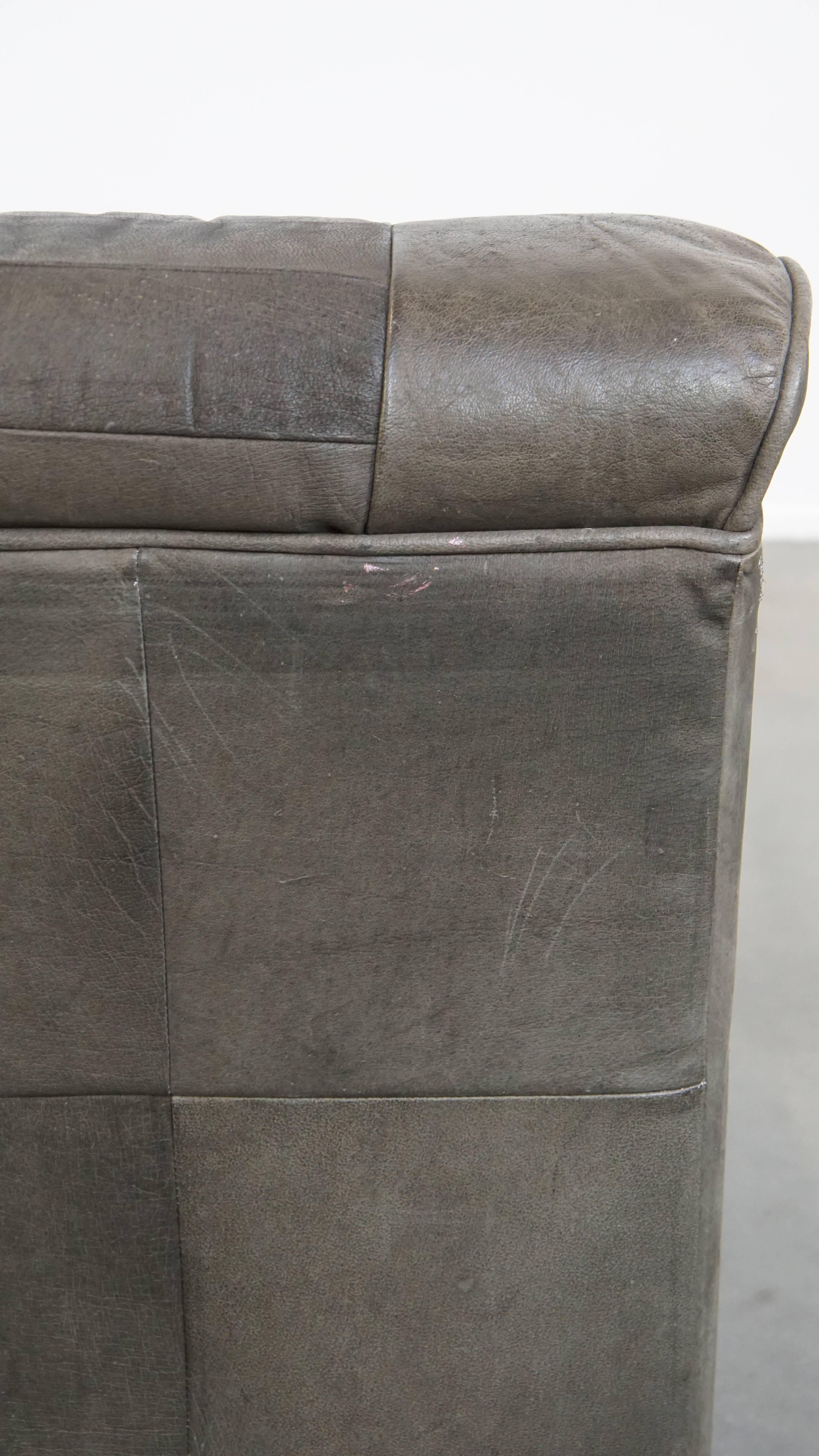 Élément de design en cuir gris des années 70 + pouf en vente 5