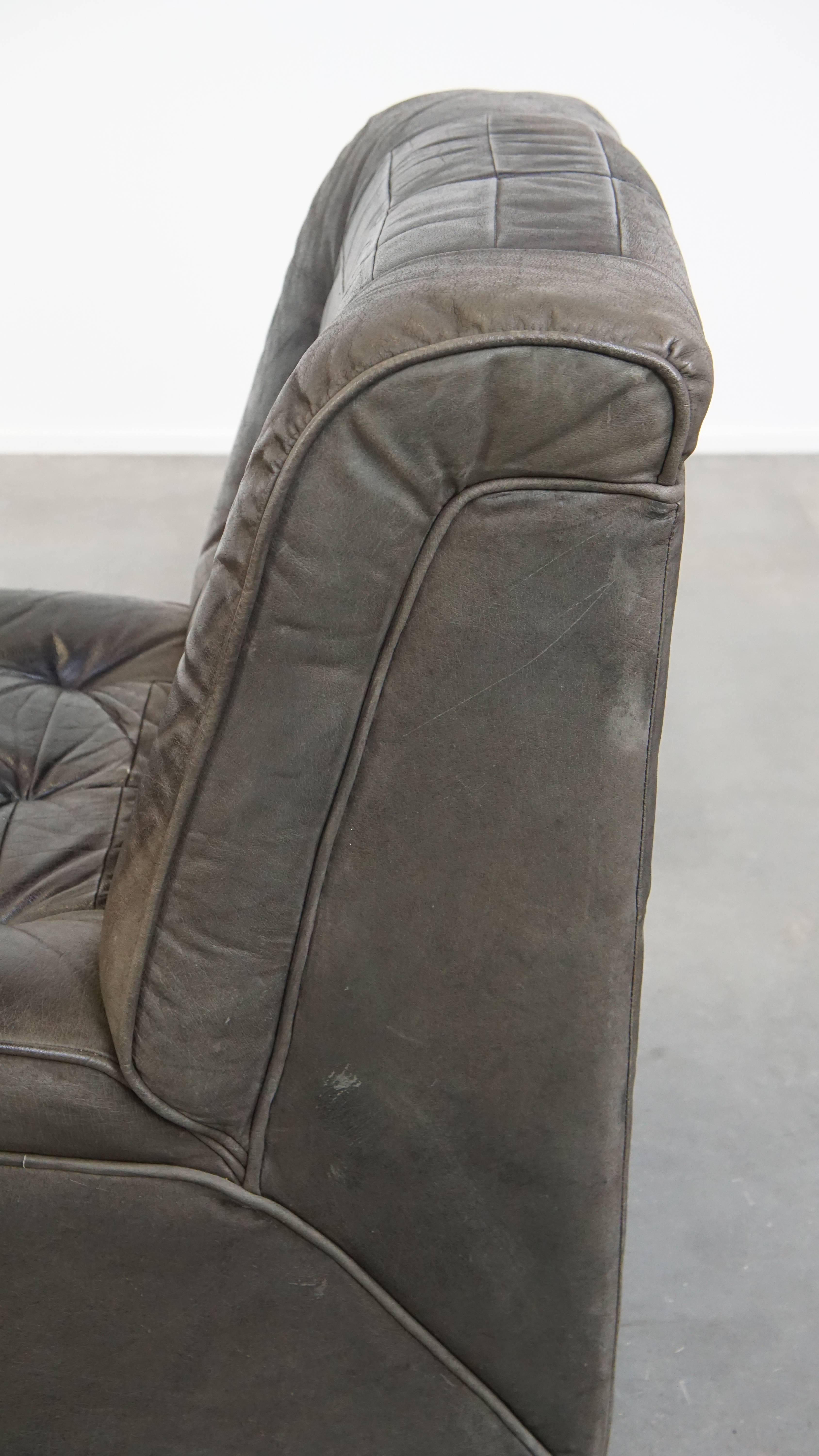 Élément de design en cuir gris des années 70 + pouf en vente 6