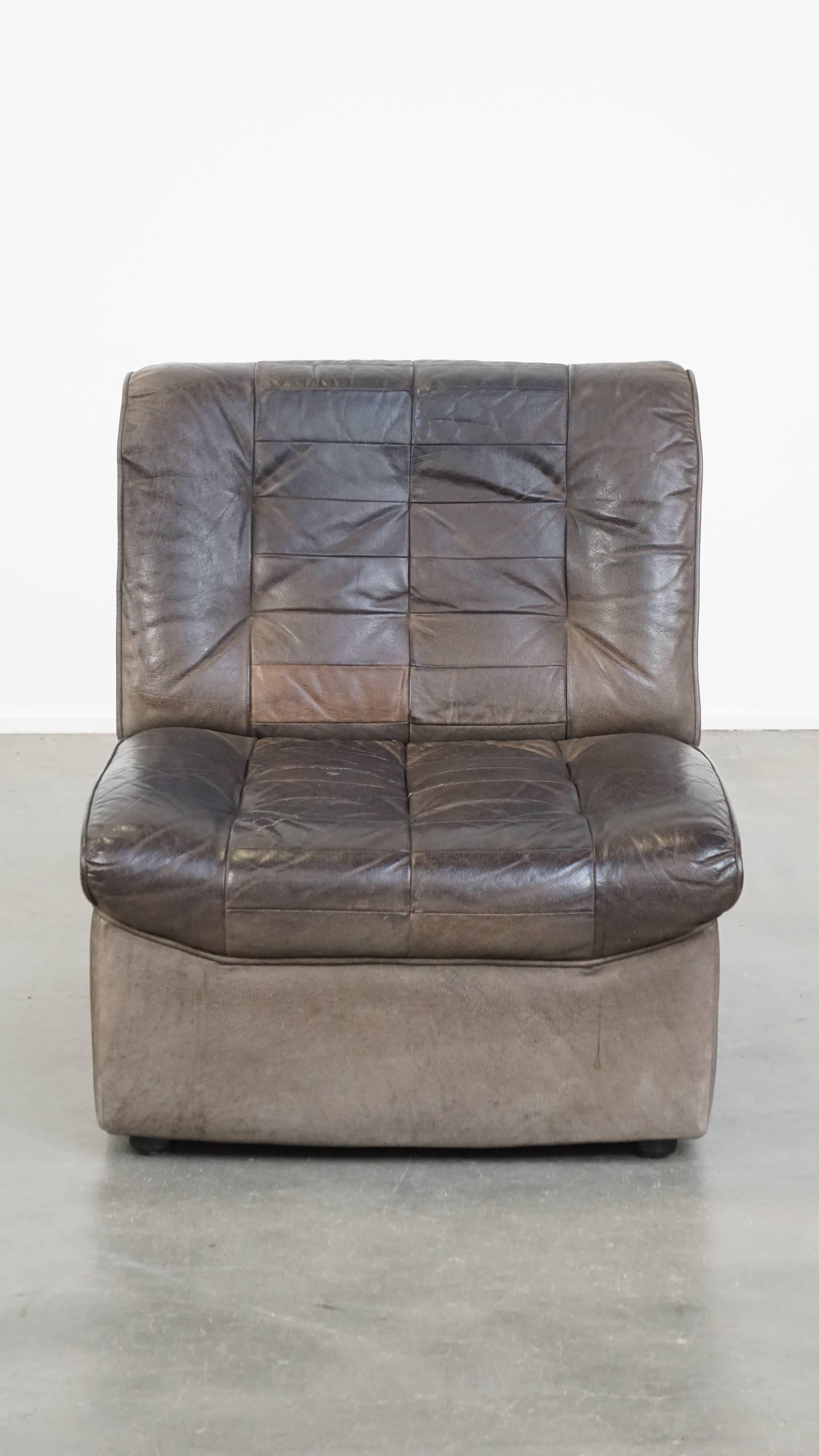 Offert en cuir gris vintage élément design/ fauteuil des années 70 + pouf.

Ce joli fauteuil/élément provient des années 70 et a un beau look vintage combiné à un beau confort d'assise/salon. Il présente quelques traces d'usage dues à des années