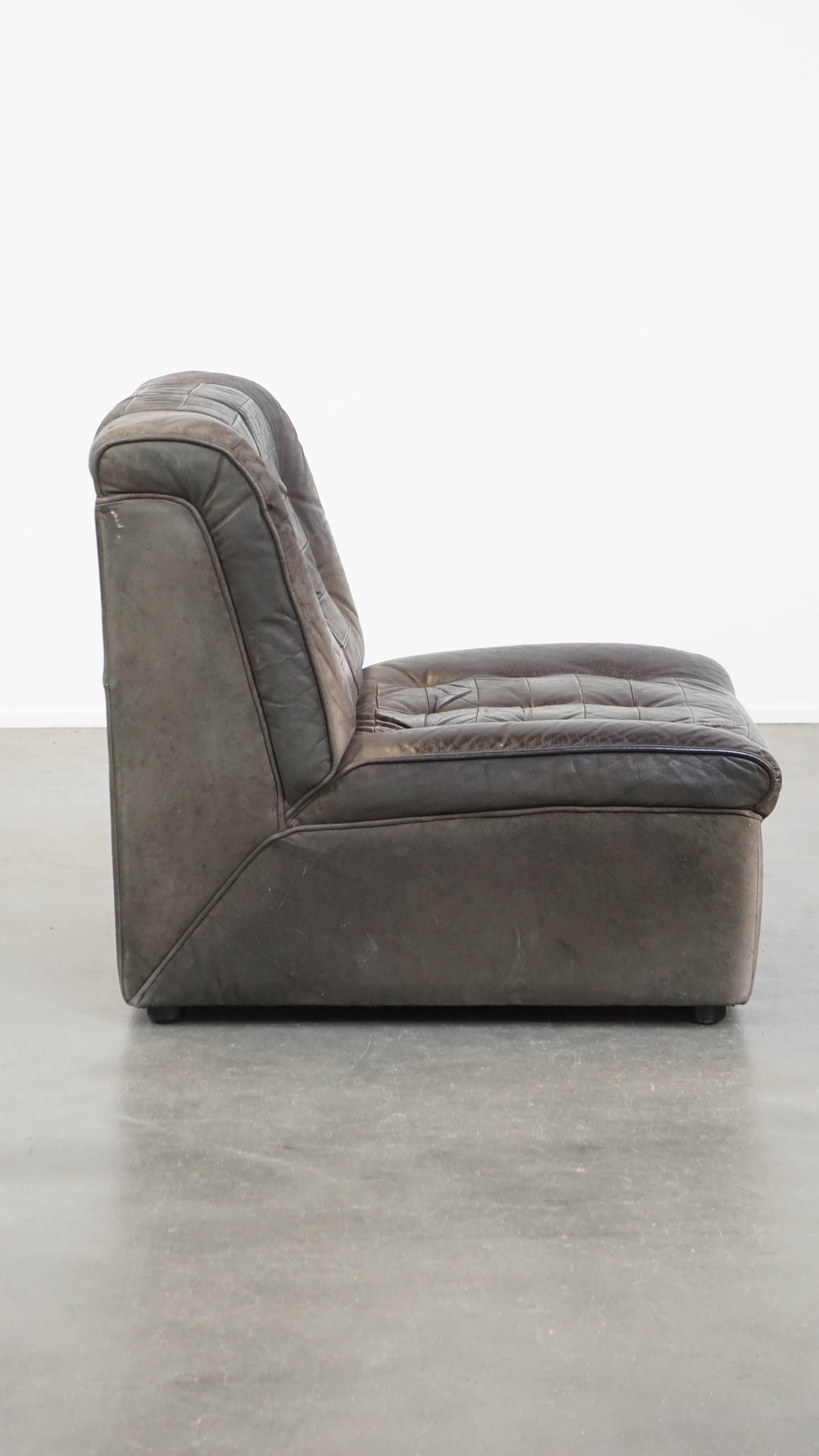 Fait main Élément de design en cuir gris des années 70 + pouf en vente