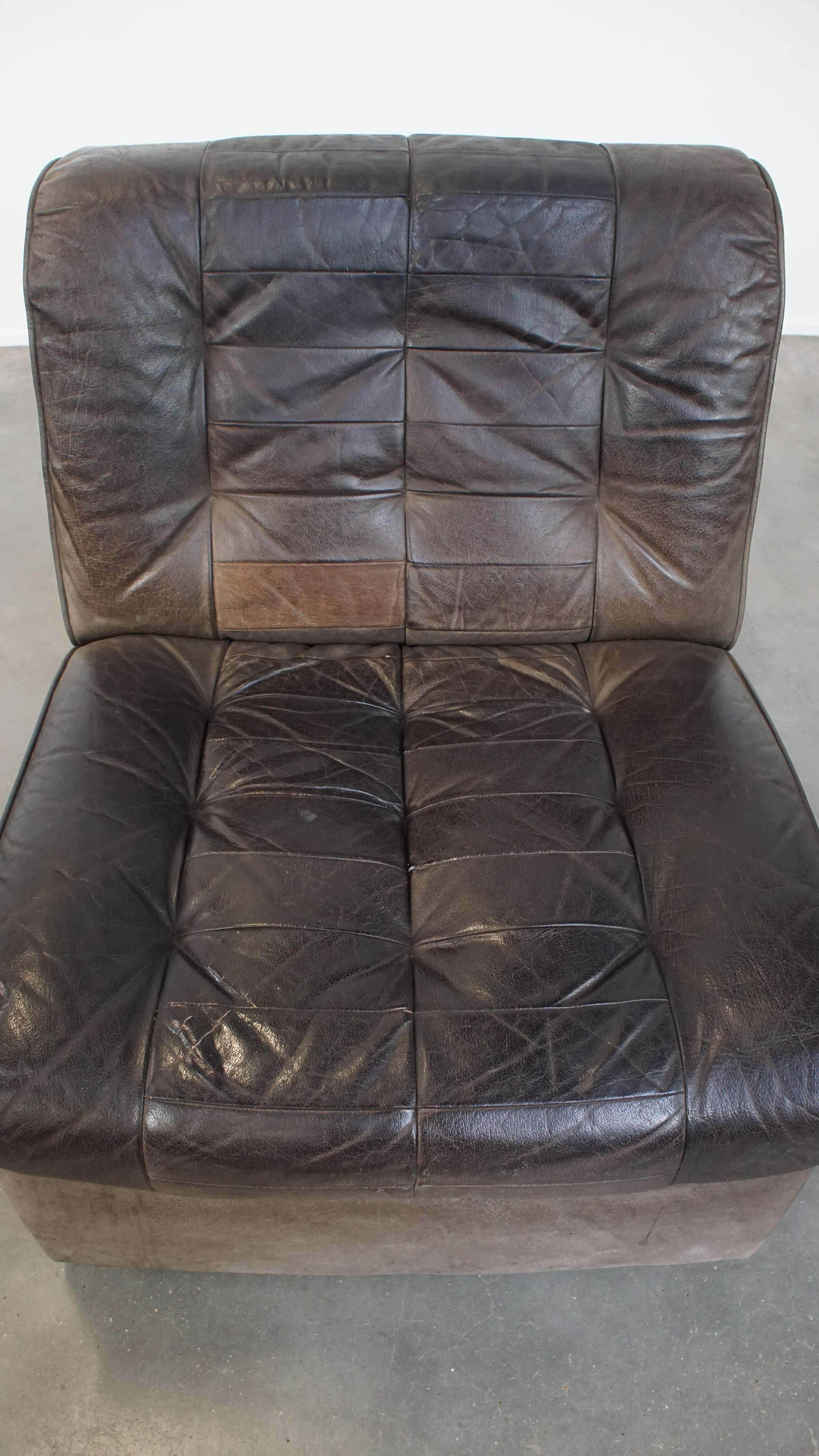 Cuir de vache Élément de design en cuir gris des années 70 + pouf en vente