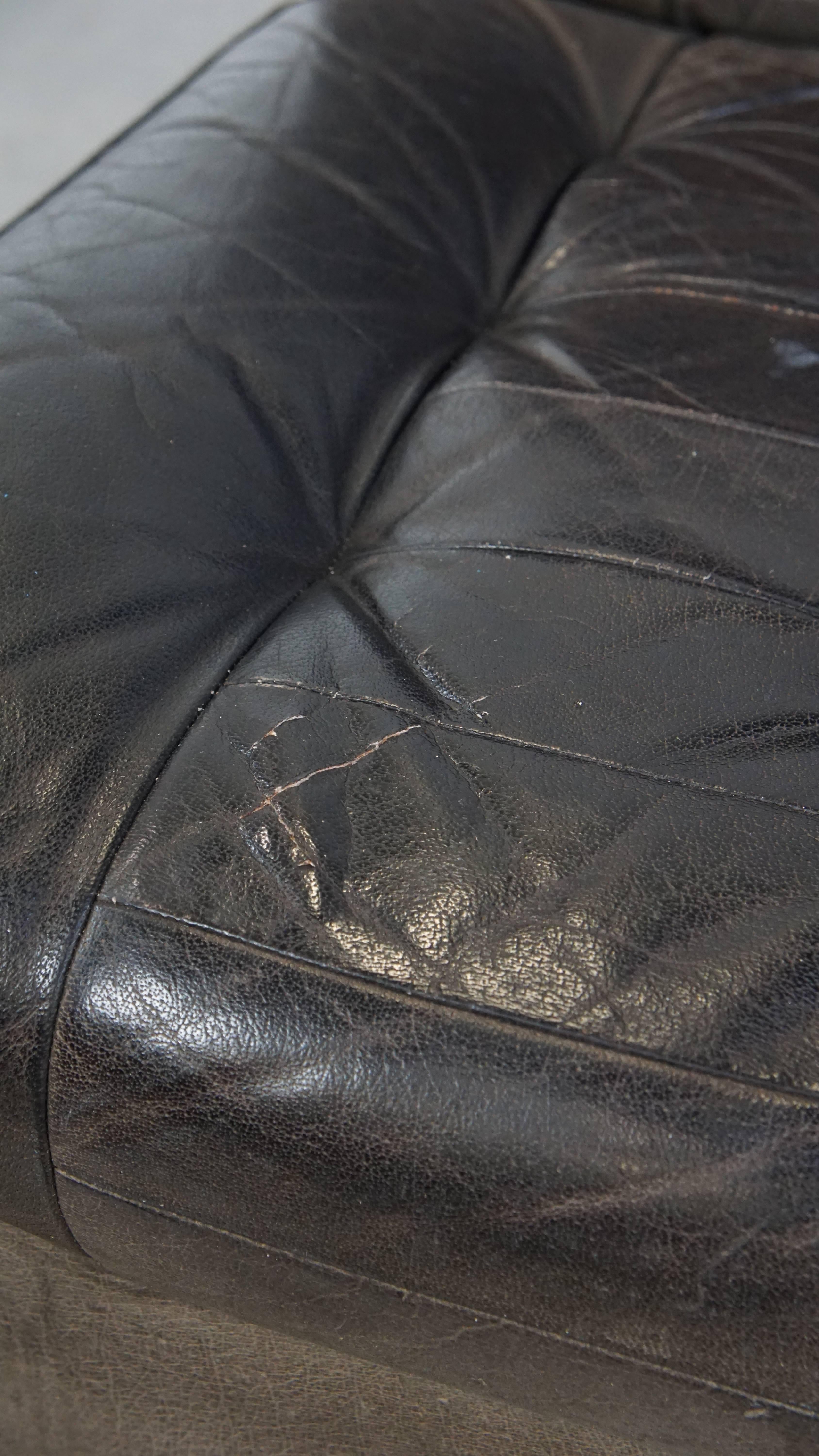 Élément de design en cuir gris des années 70 + pouf en vente 2