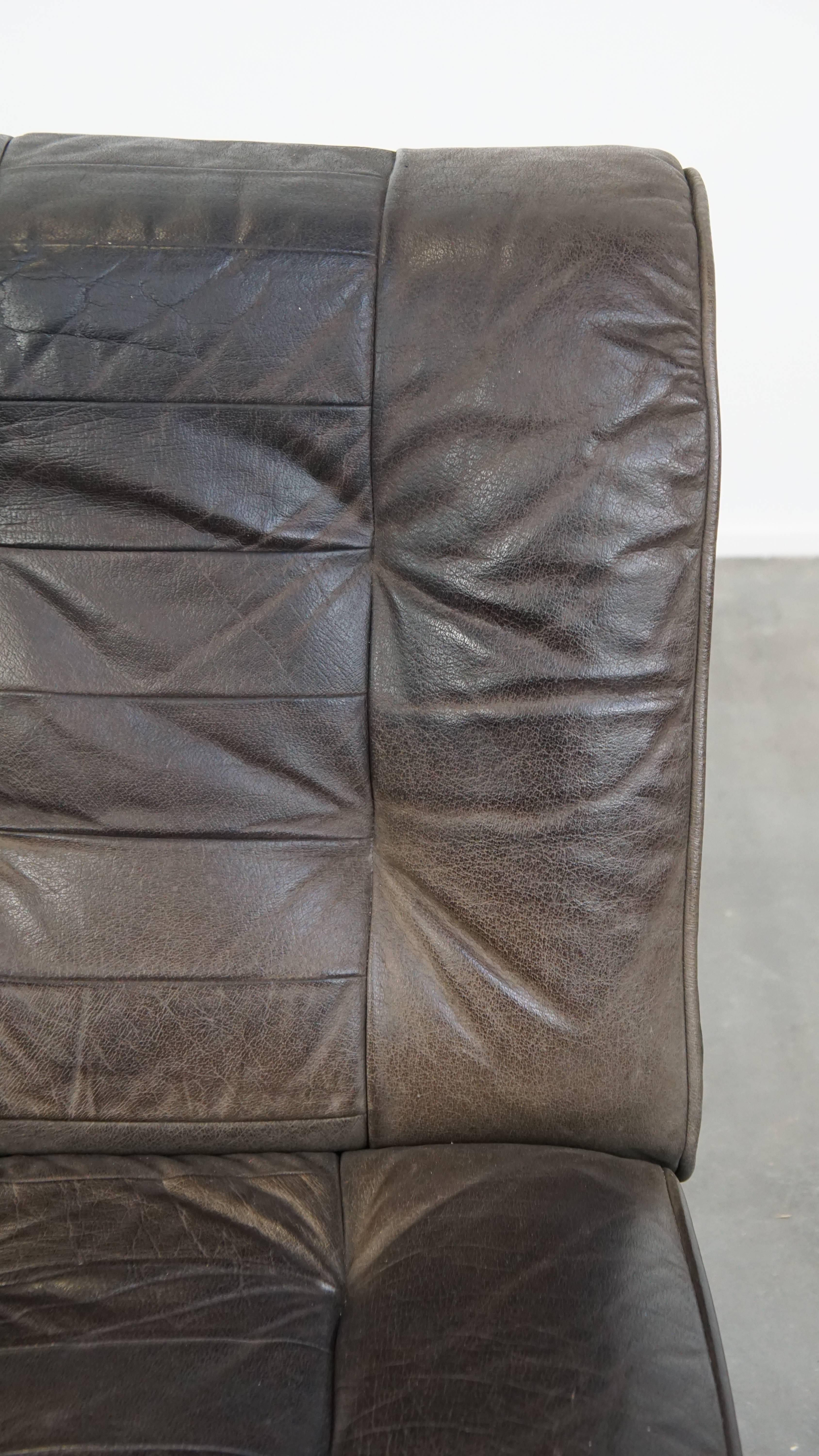 Élément de design en cuir gris des années 70 + pouf en vente 3