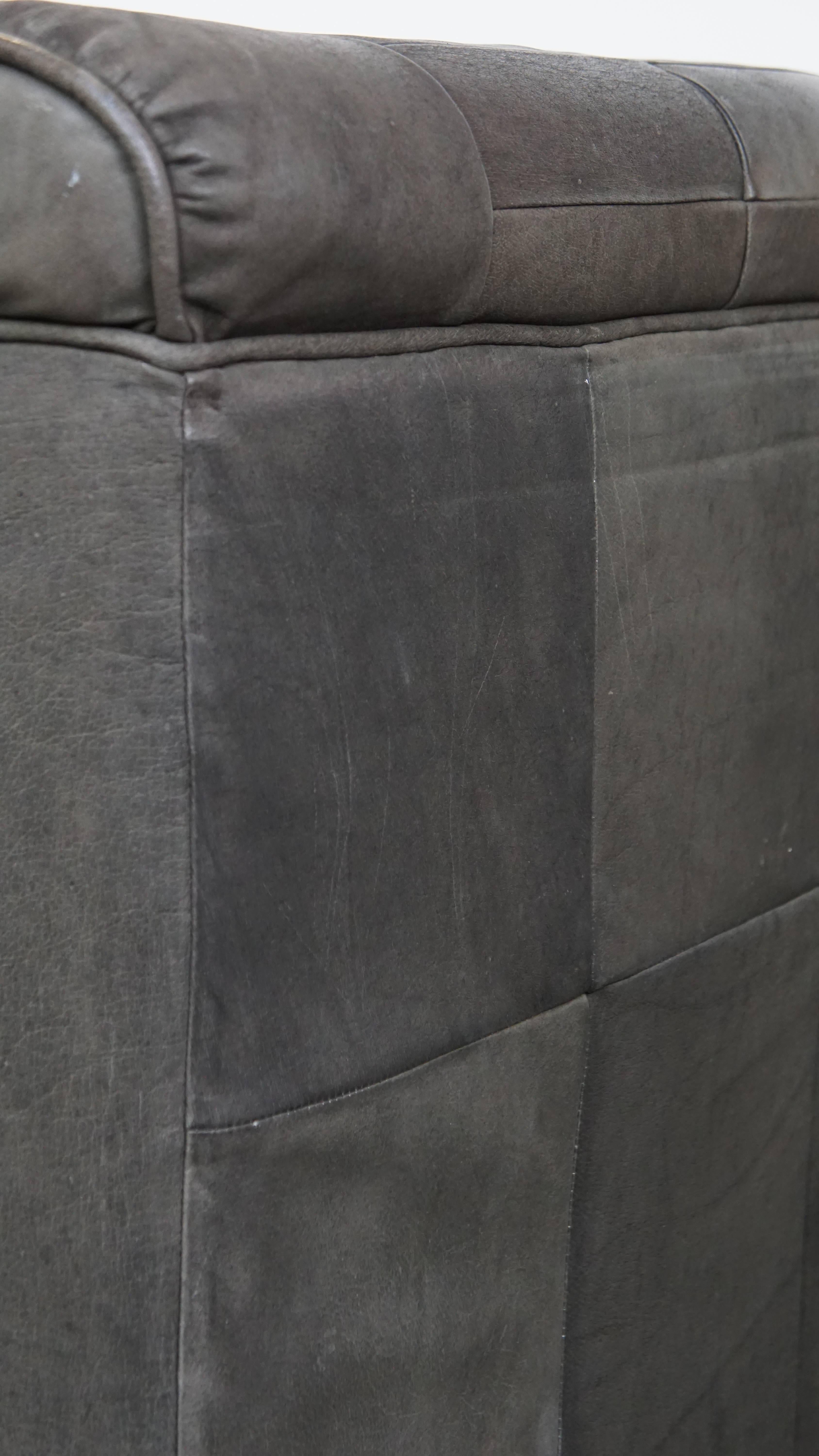 Gray Leather Vintage Design Armchair from the 1970s For Sale 5