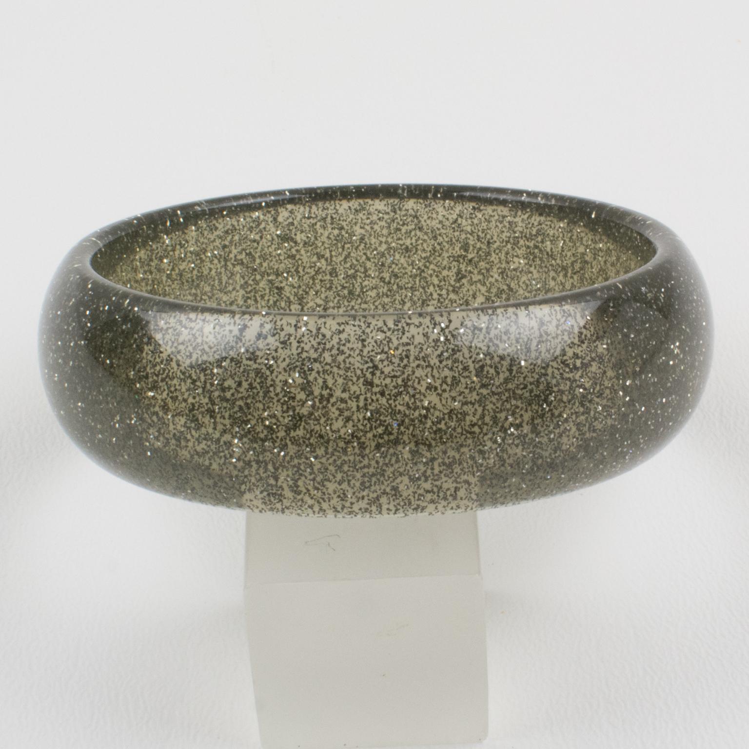 Moderno Bracciale Bangle in resina grigia con scaglie d'argento in vendita