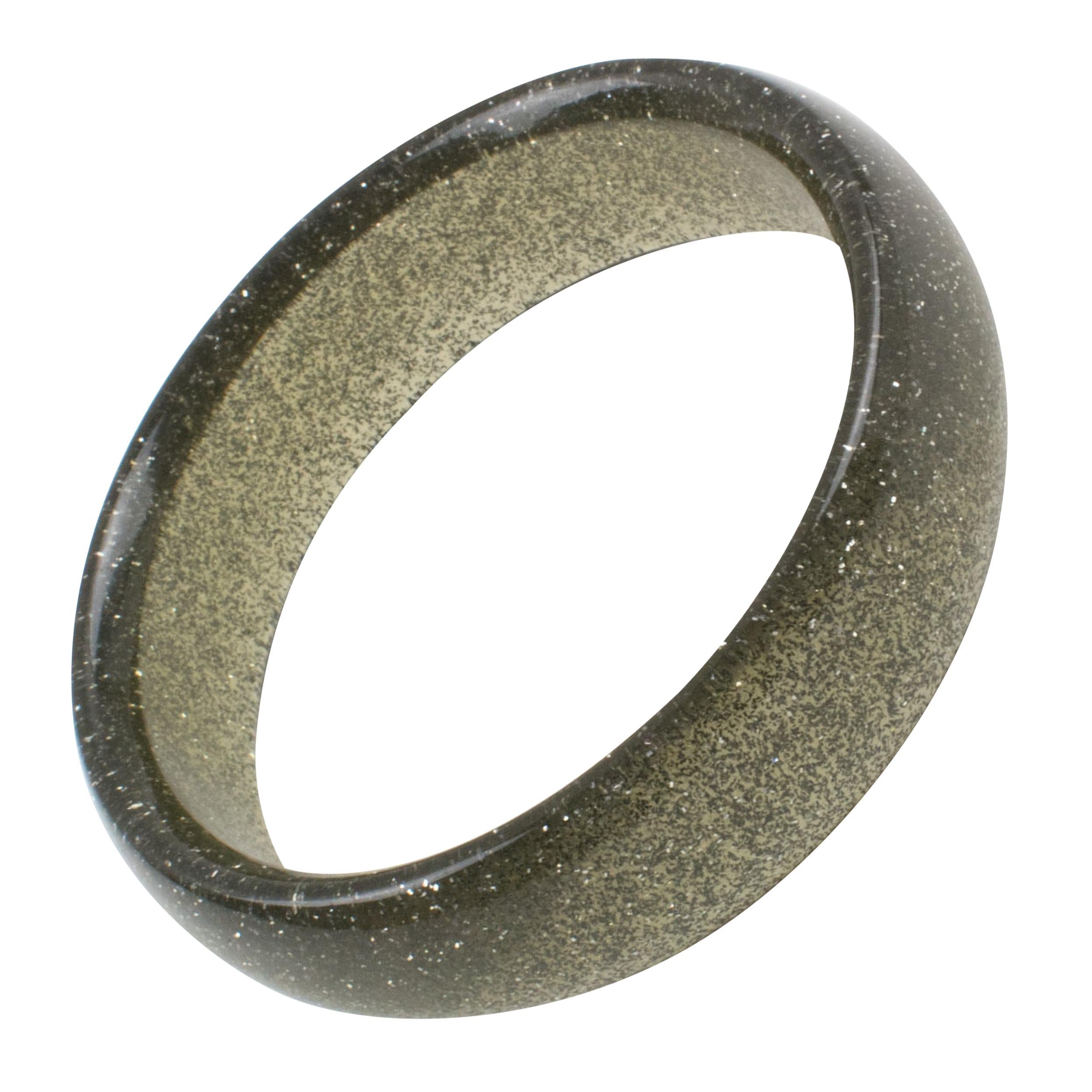 Moderno Bracciale Bangle in lucite grigia con coriandoli d'argento in vendita