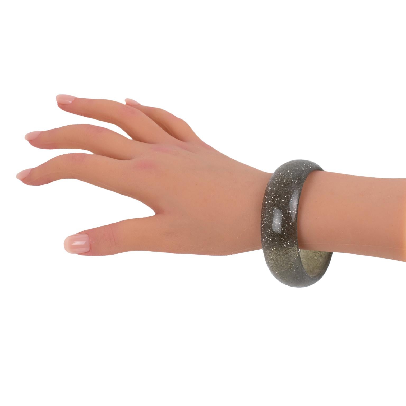 Bracciale Bangle in lucite grigia con coriandoli d'argento In condizioni ottime in vendita a Atlanta, GA