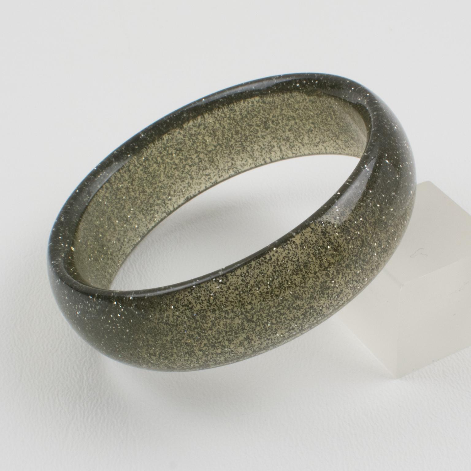 Bracciale Bangle in lucite grigia con coriandoli d'argento in vendita 1