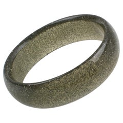Pulsera brazalete de lucite gris con confeti de plata