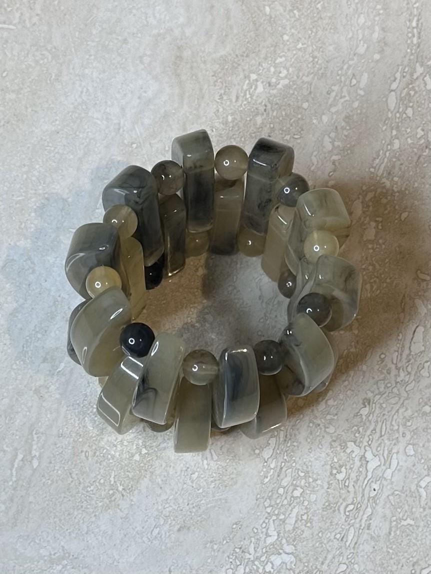 Bracciale stretch in lucite grigia vintage Boho In condizioni buone in vendita a Lake Worth Beach, FL