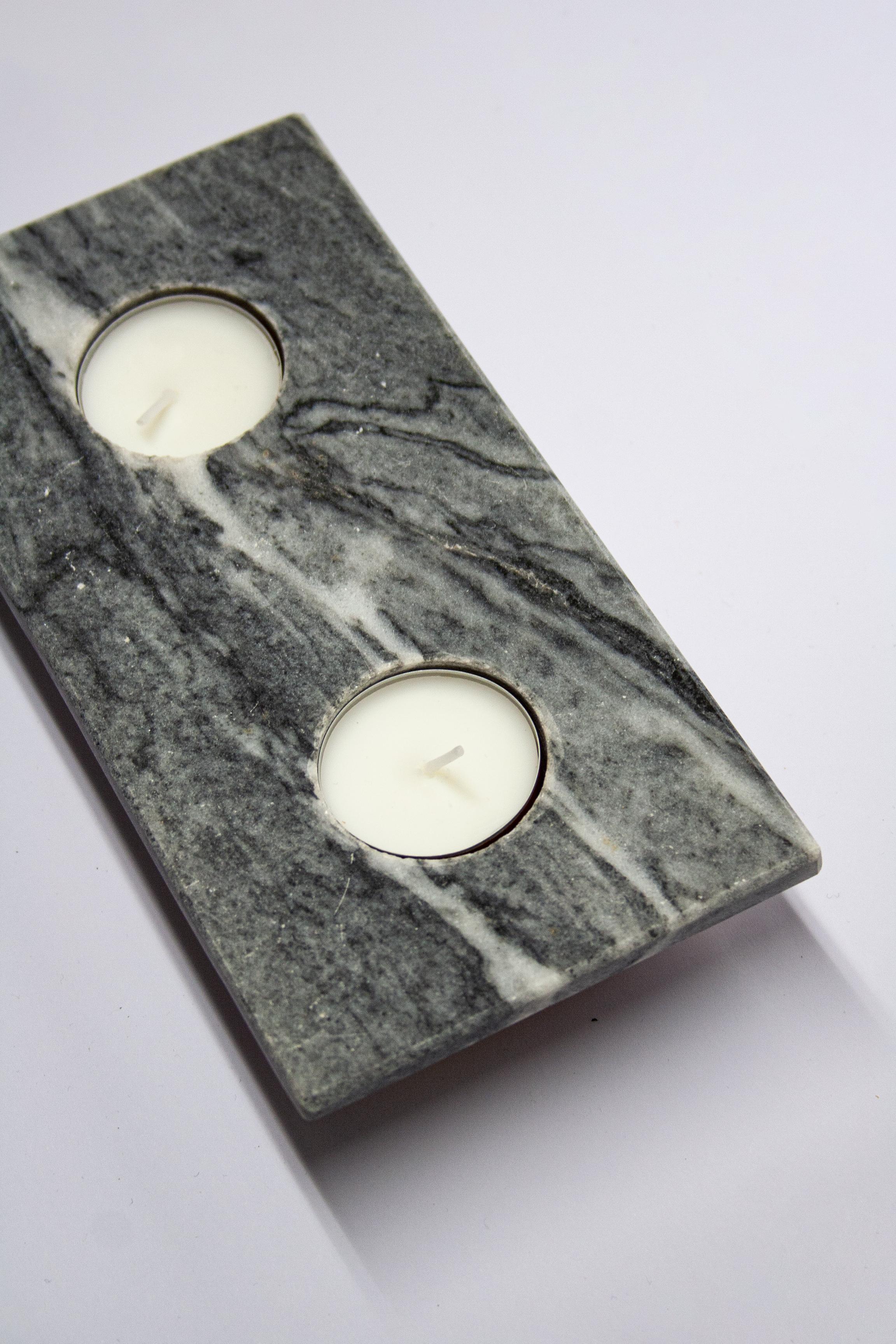 Grauer Marmor Kerzenständer für zwei Kerzen Besonderes Geschenk Design Muttertag Geschenk (Moderne) im Angebot