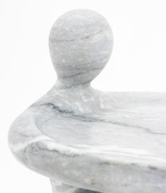 Tortenständer in Form einer sitzenden Figur aus grauem Marmor