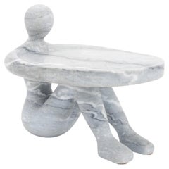 Tortenständer in Form einer sitzenden Figur aus grauem Marmor