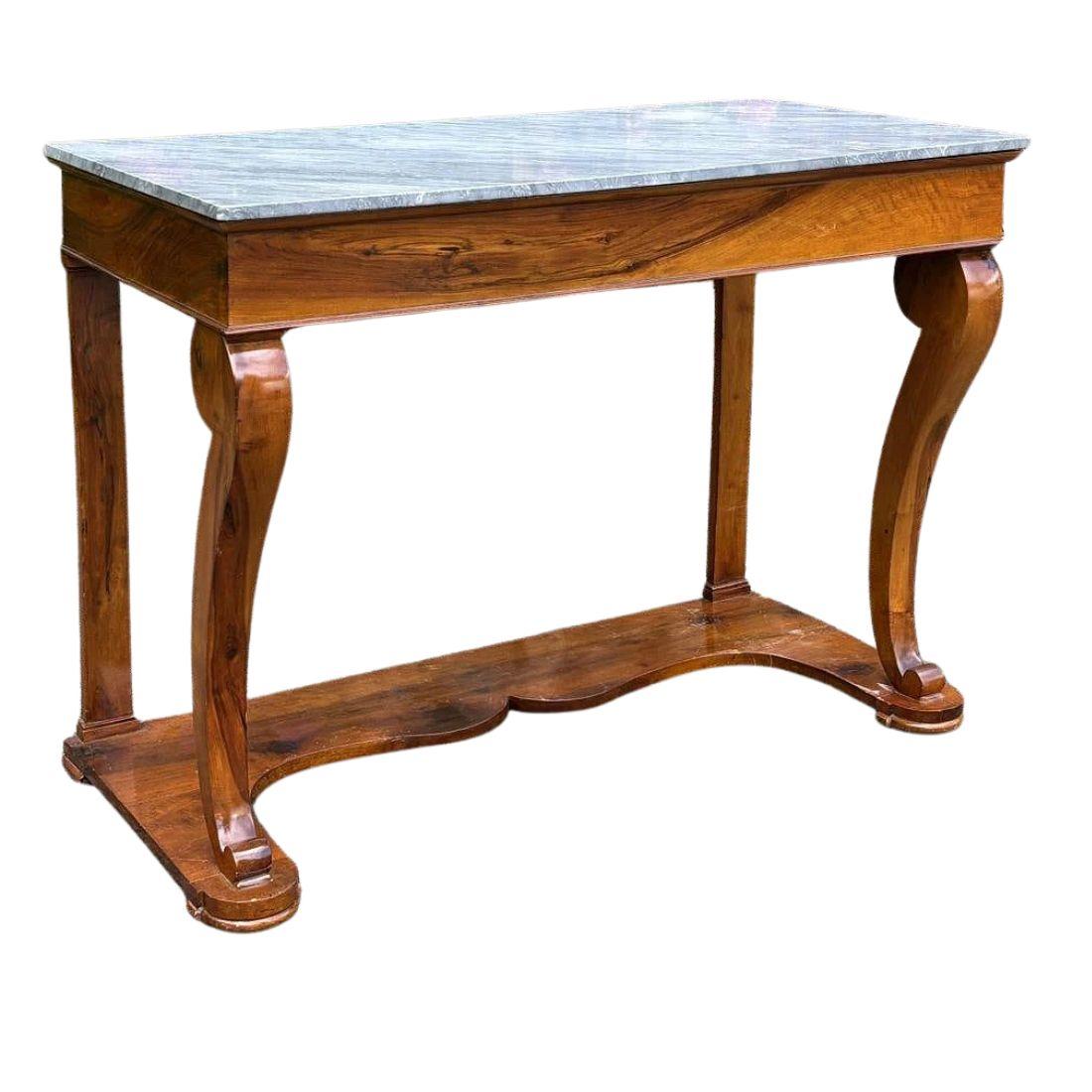 Una grande consolle neoclassica ricoperta di ardesia grigia con bellissime venature bianche. In legno tinto, con gambe di sostegno anteriori a spirale e base sagomata con ritagli.  Questo favoloso pezzo aggiungerà grandezza a un salotto, a un foyer