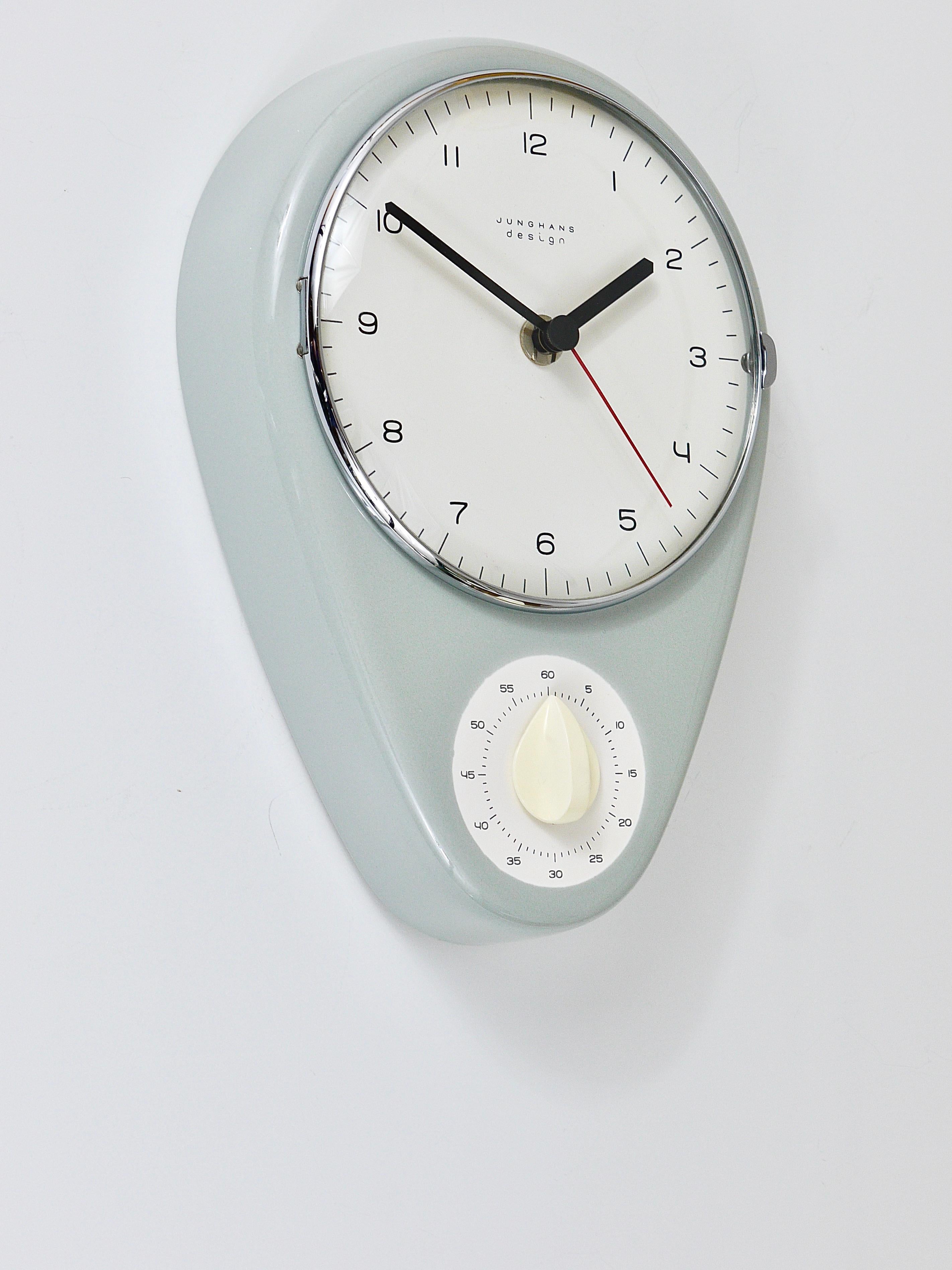 Une horloge murale et une minuterie au design moderniste iconique, originale et ancienne des années 1950, conçue par Max Billing, exécutée par Junghans Allemagne. Une belle et adorable horloge murale avec un boîtier en céramique émaillée gris clair,