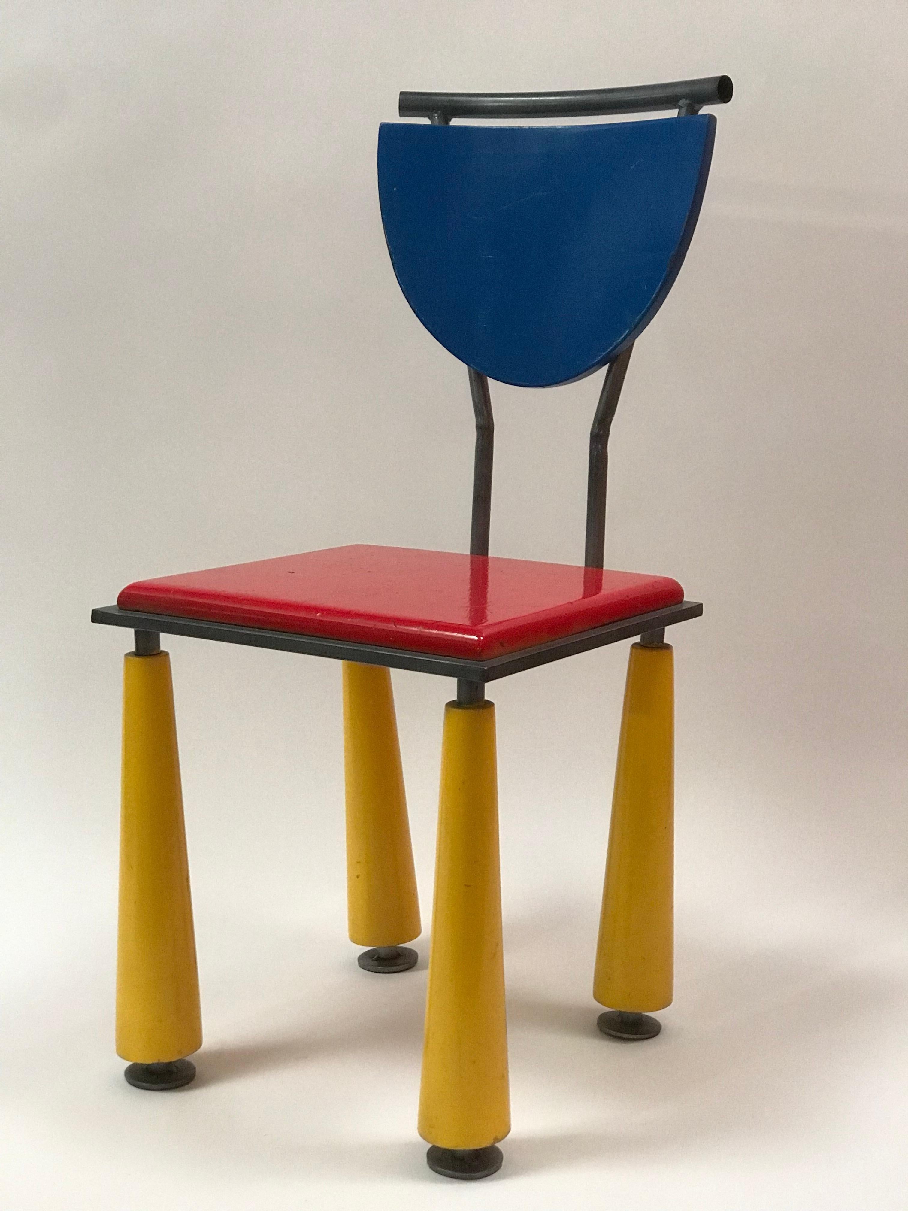 An of the period artist studio production sculptural side chair in the style of Memphis Group executed circa 1987 in gray fleck powder coated steel tubing frame with conical legs squared seat, shield form backrest and exaggerated handle. wooden
