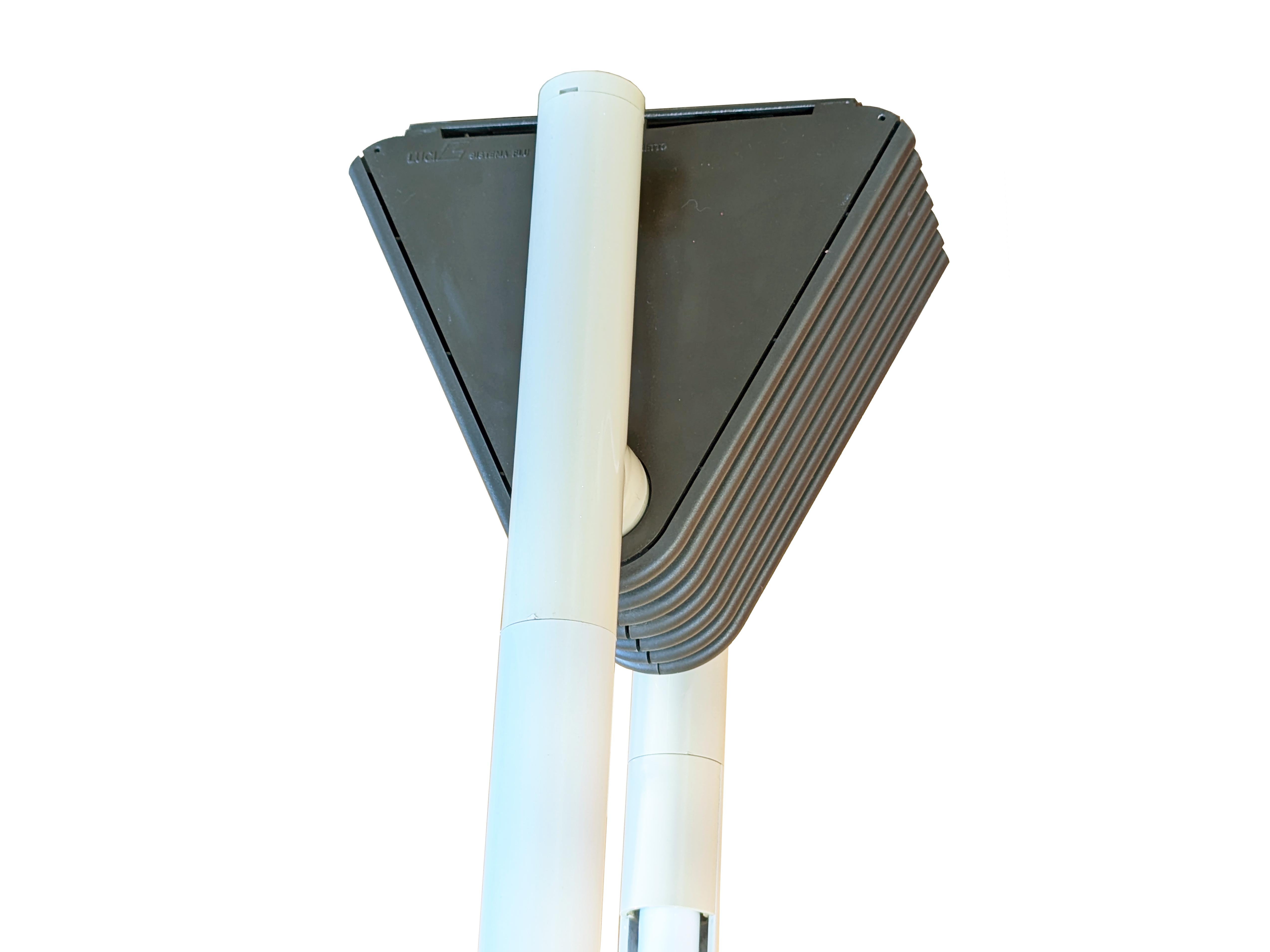 Lampada da soffitto SISTEMA FLU con paralumi al neon regolabili. Questa è la versione grande (150 cm) ed è stata creata come lampada da soffitto. Viene fornita con una piastra metallica per il montaggio a soffitto, ma può essere utilizzata anche