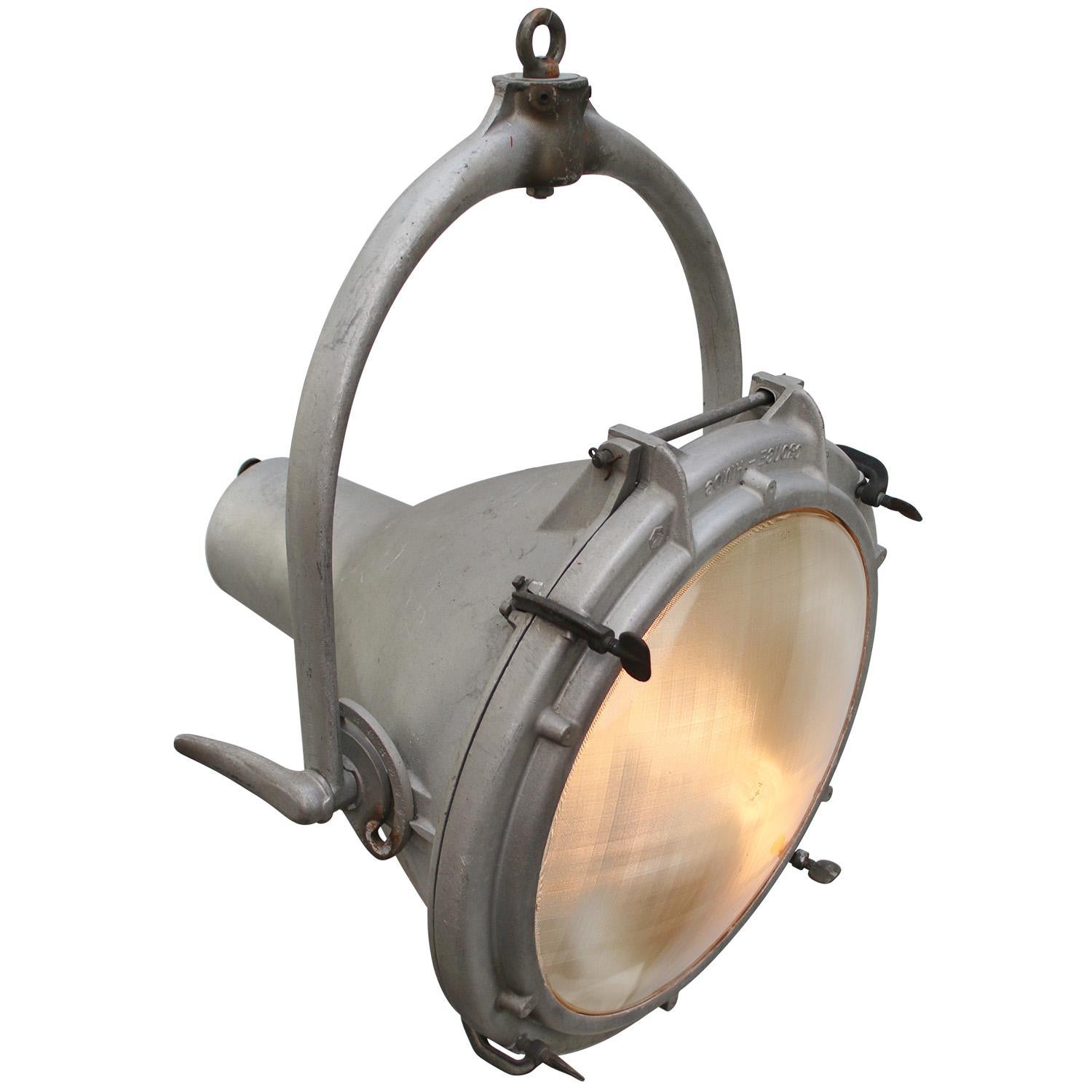 Industriel Lampes à suspension industrielles vintage en métal gris en verre dépoli de Crouse-Hinds  en vente