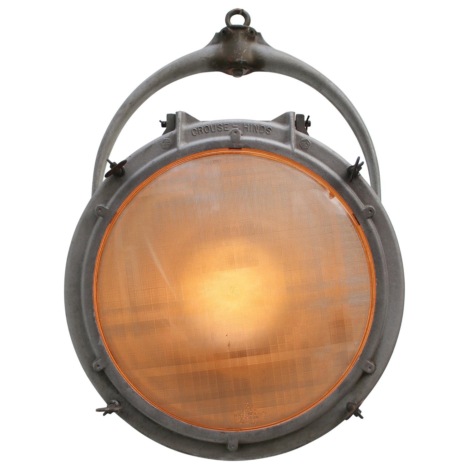 Américain Lampes à suspension industrielles vintage en métal gris en verre dépoli de Crouse-Hinds  en vente
