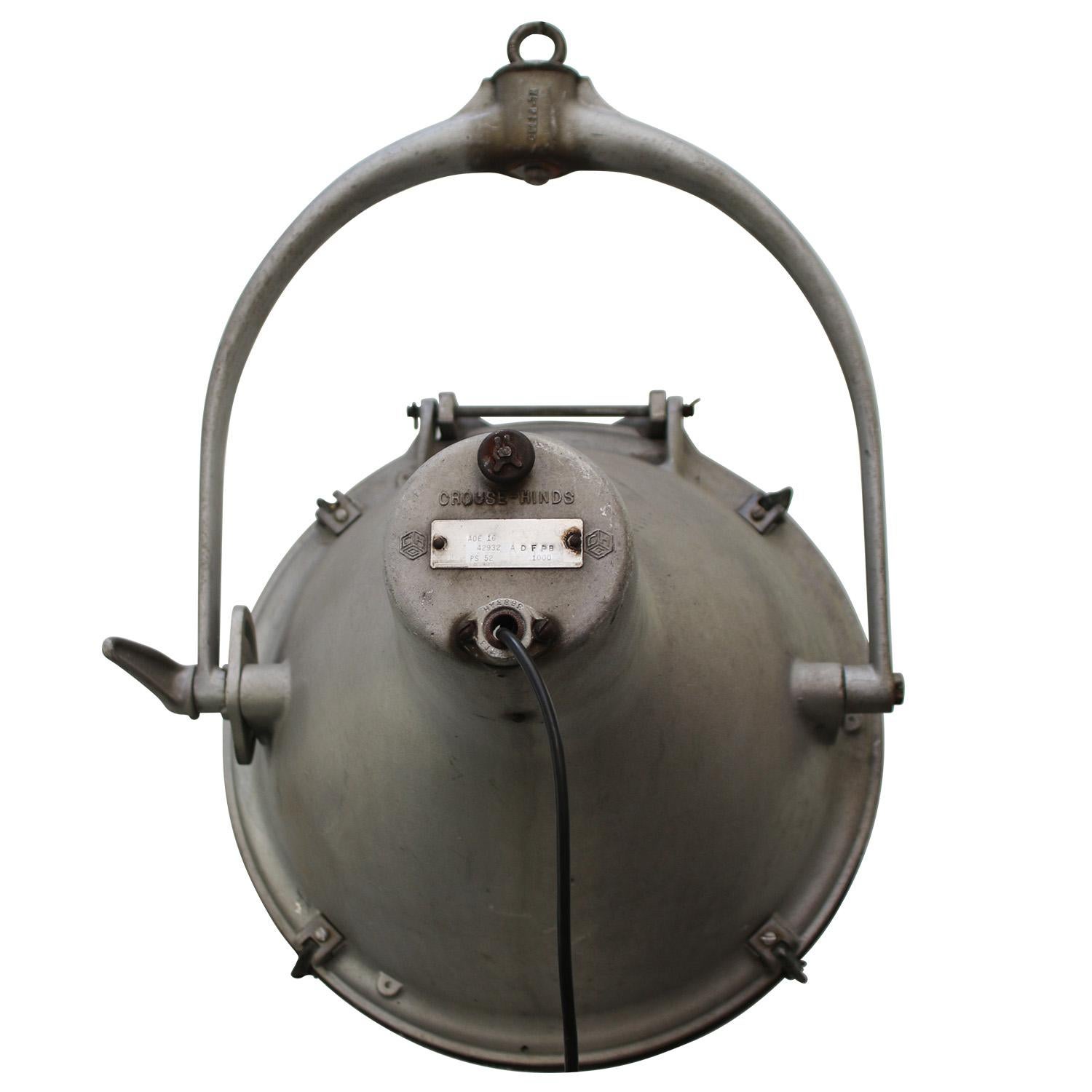 Moulage Lampes à suspension industrielles vintage en métal gris en verre dépoli de Crouse-Hinds  en vente